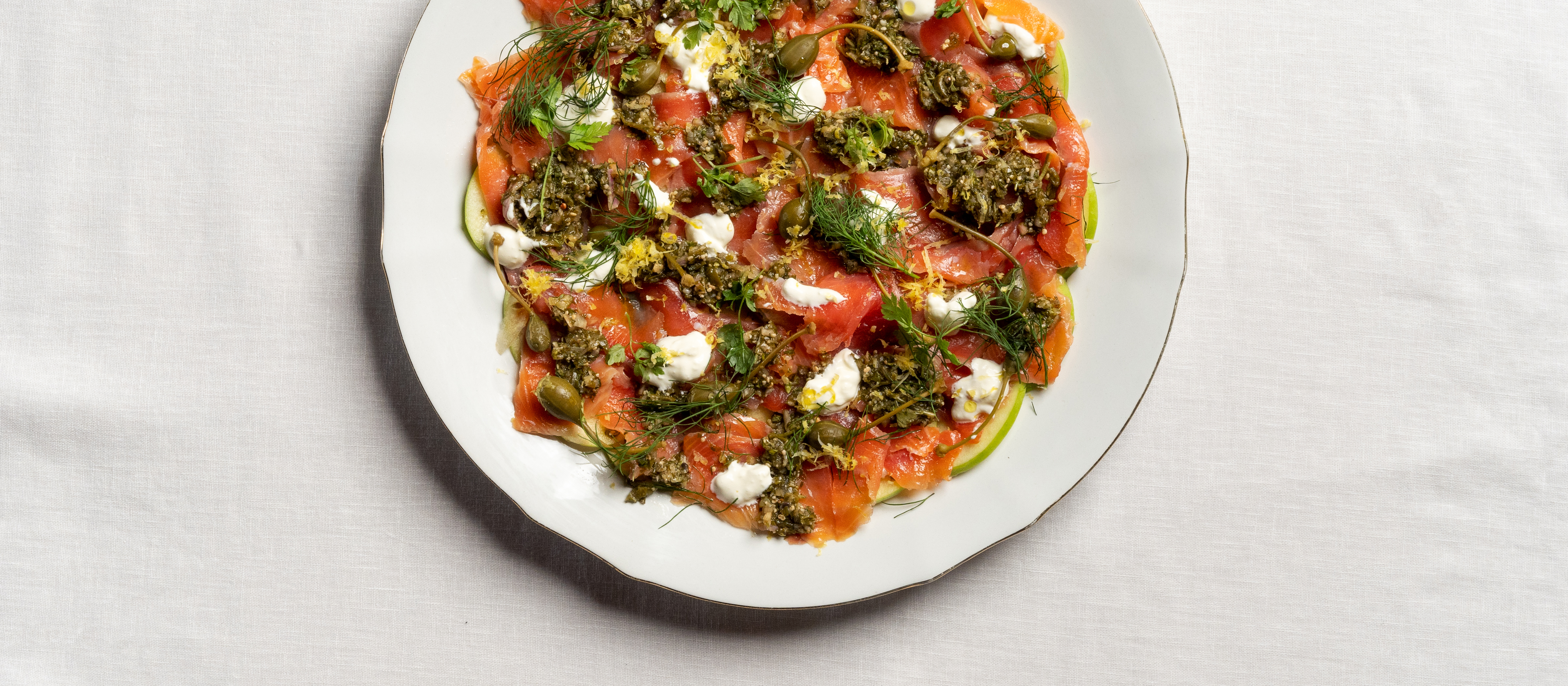 Omenaa, graavilohta ja kapriskastiketta