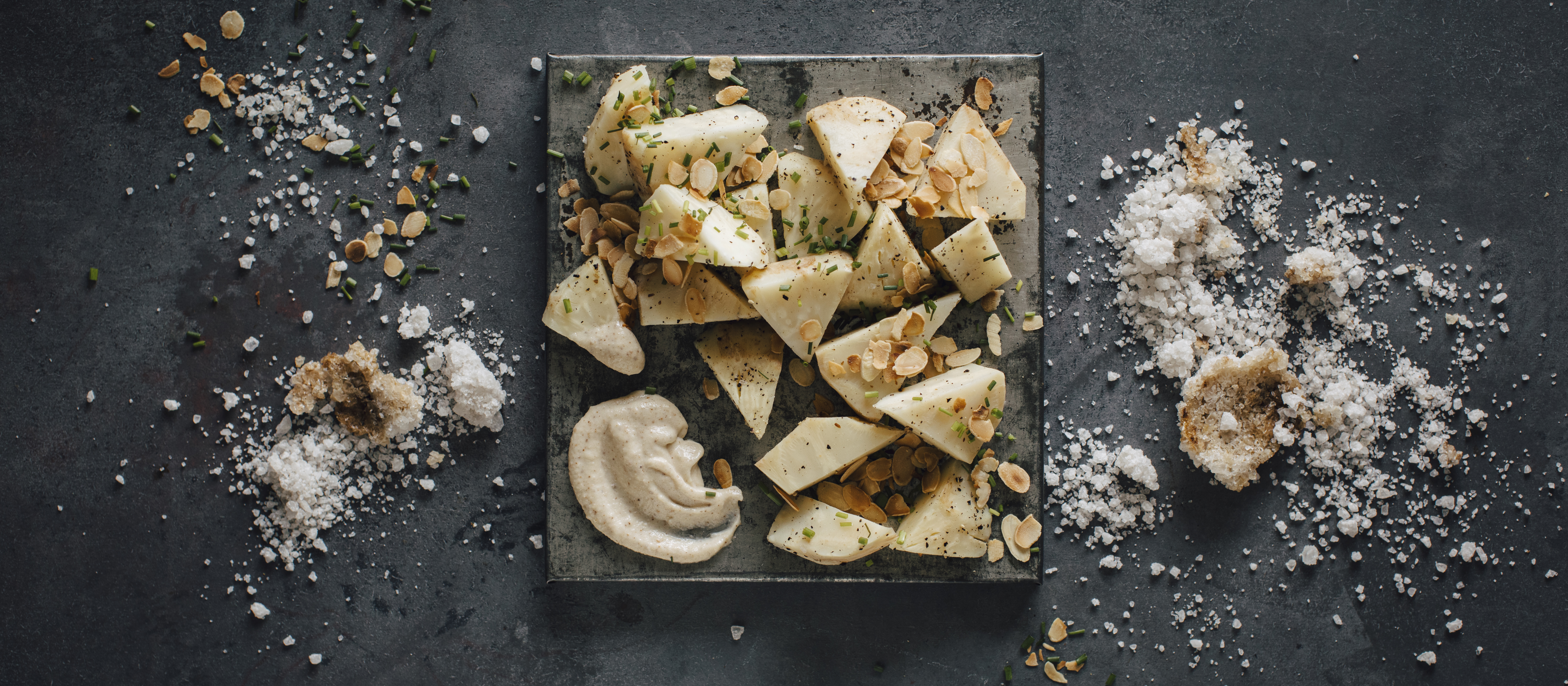 Suolapedillä paahdettu selleri ja ruskeavoi-aioli