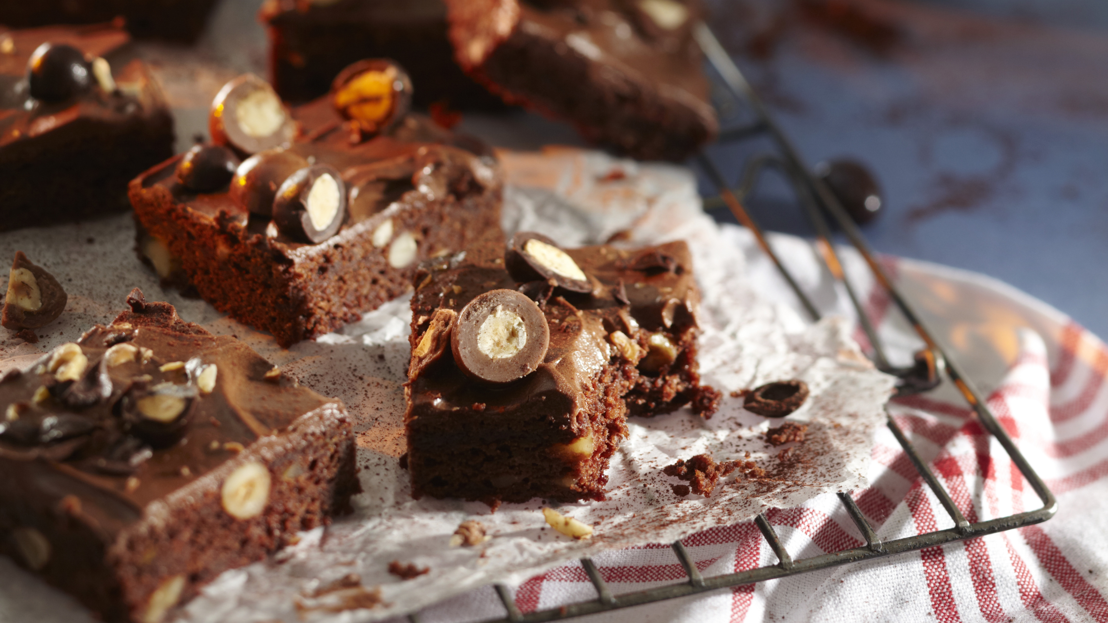 Pähkinäiset punajuuri-browniepalat