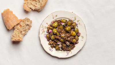Pähkinä-granaattiomenamarinoidut oliivit