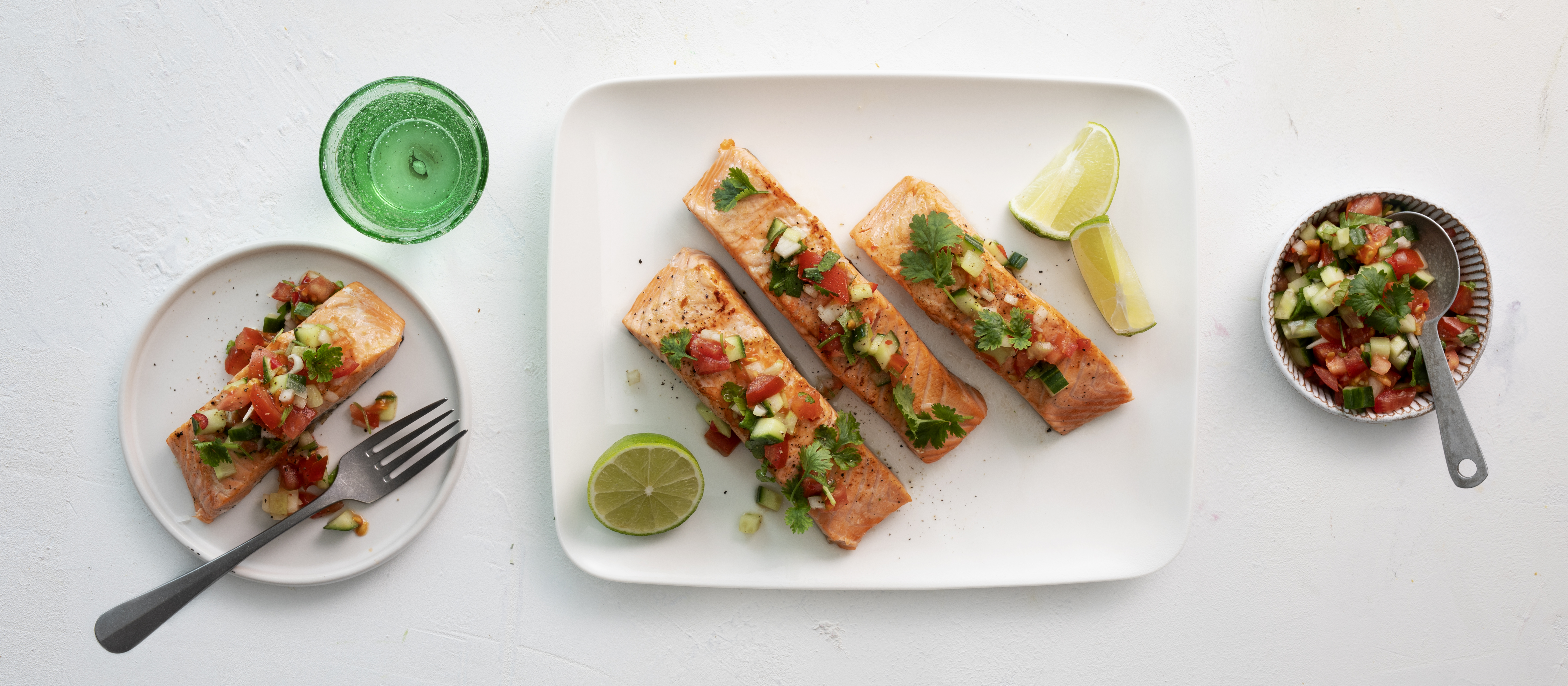 Paistettu lohi ja kurkku-tomaattisalsa