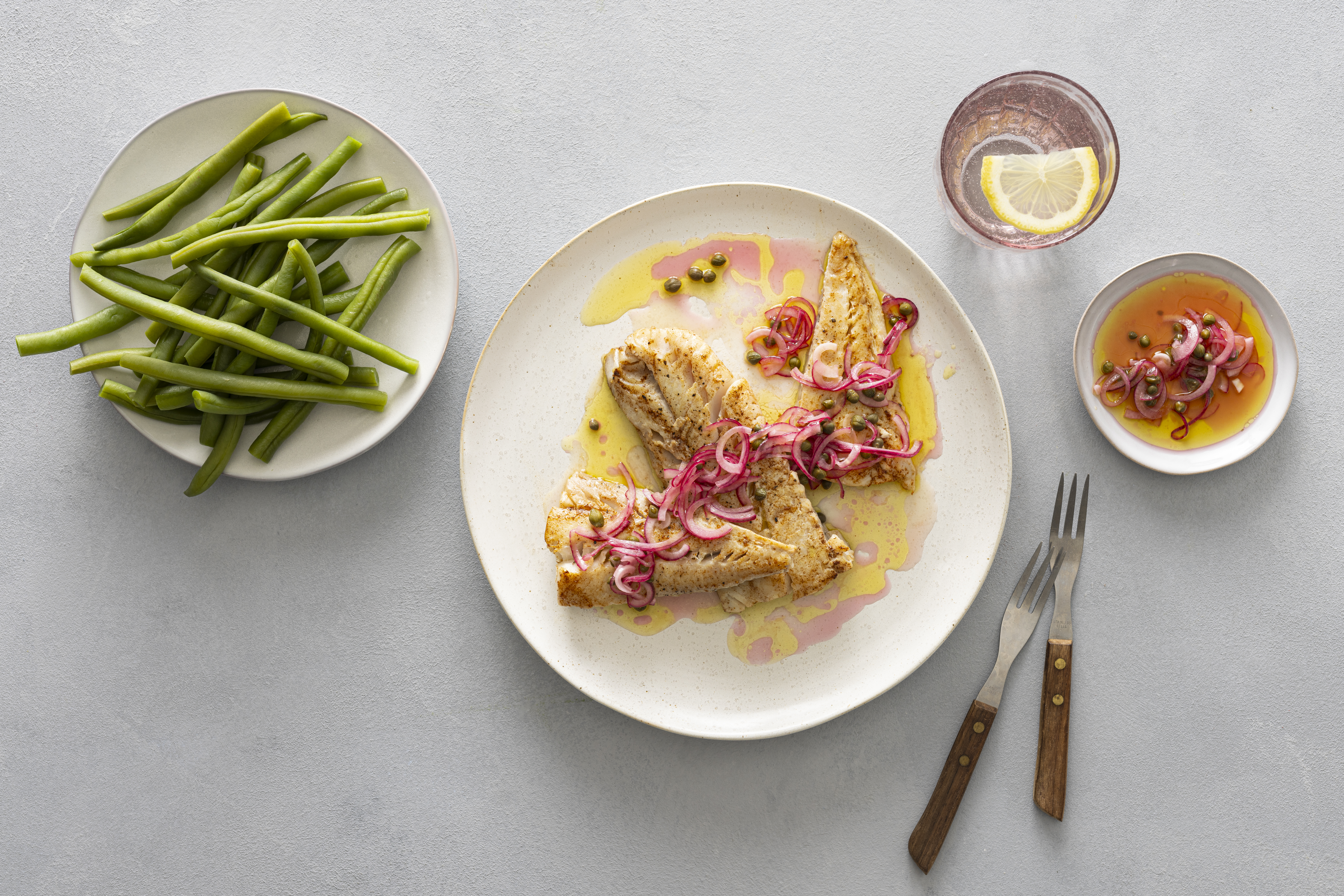 Paistettu seiti ja punasipulivinegretti