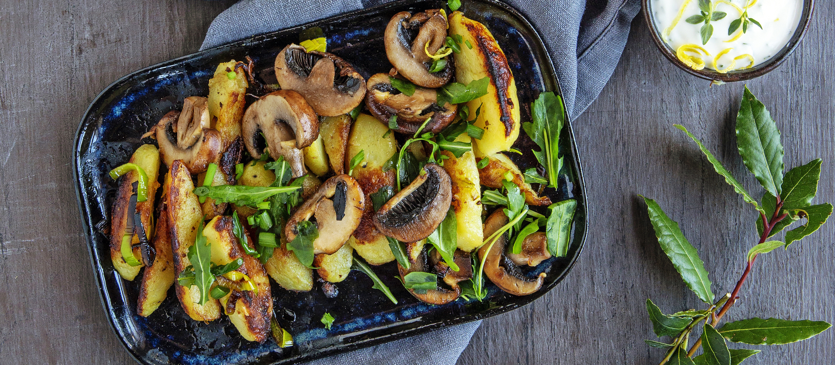 Paistetut perunat ja herkkusienet