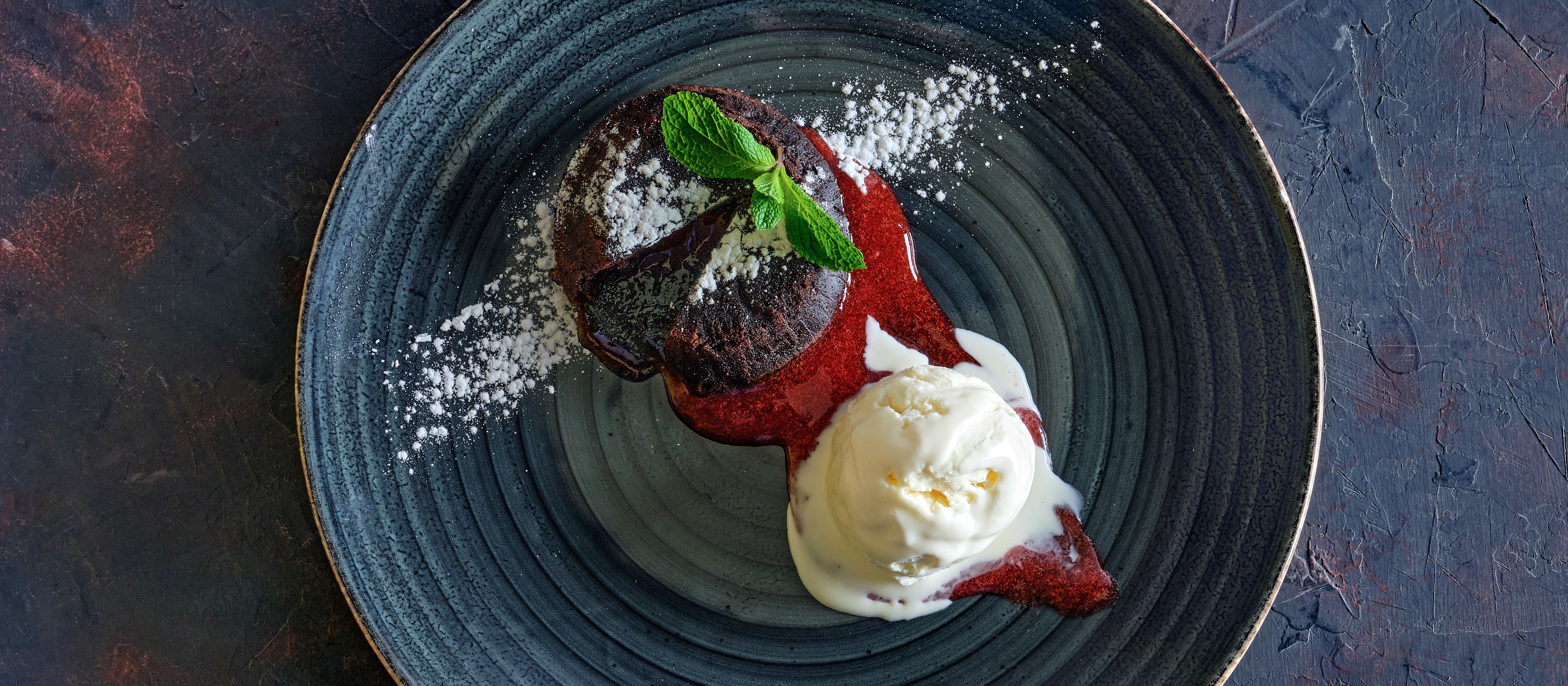 Suklaafondantit ja helppo vadelmakastike