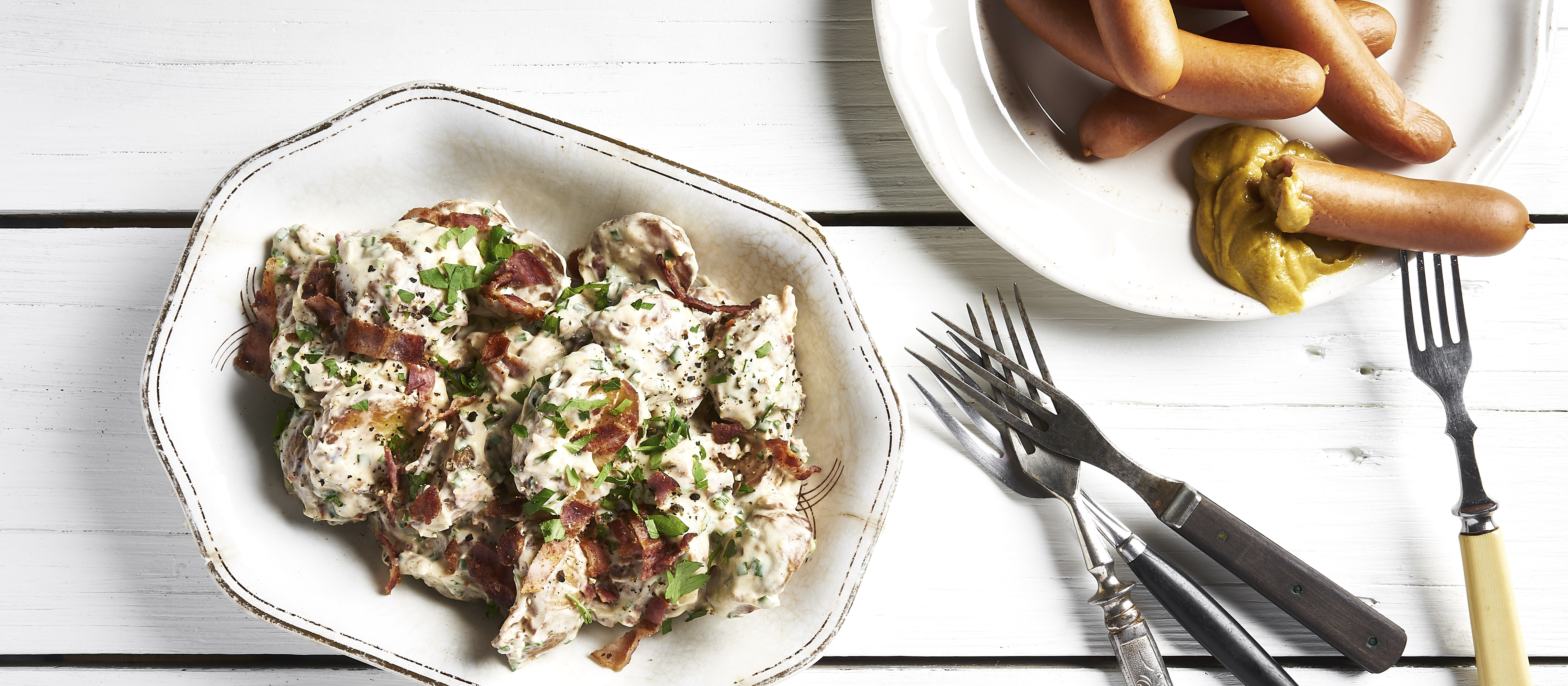 Pekoninen perunasalaatti ja keitetyt nakit