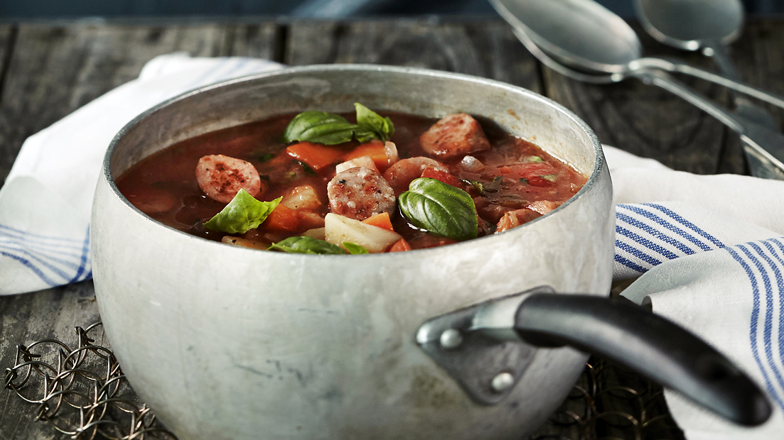 Mausteinen makkarakeitto