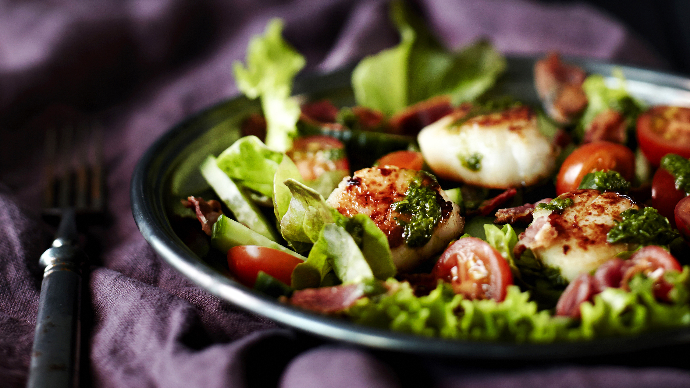 Kampasimpukka-pekonisalaatti