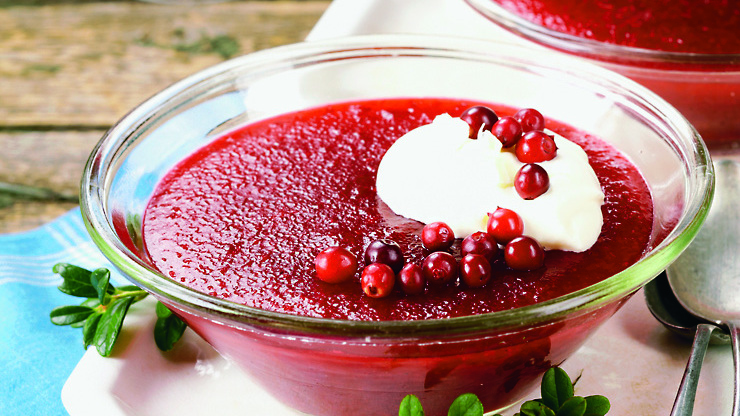 Puolukkakiisseli ja valkosuklaakerma