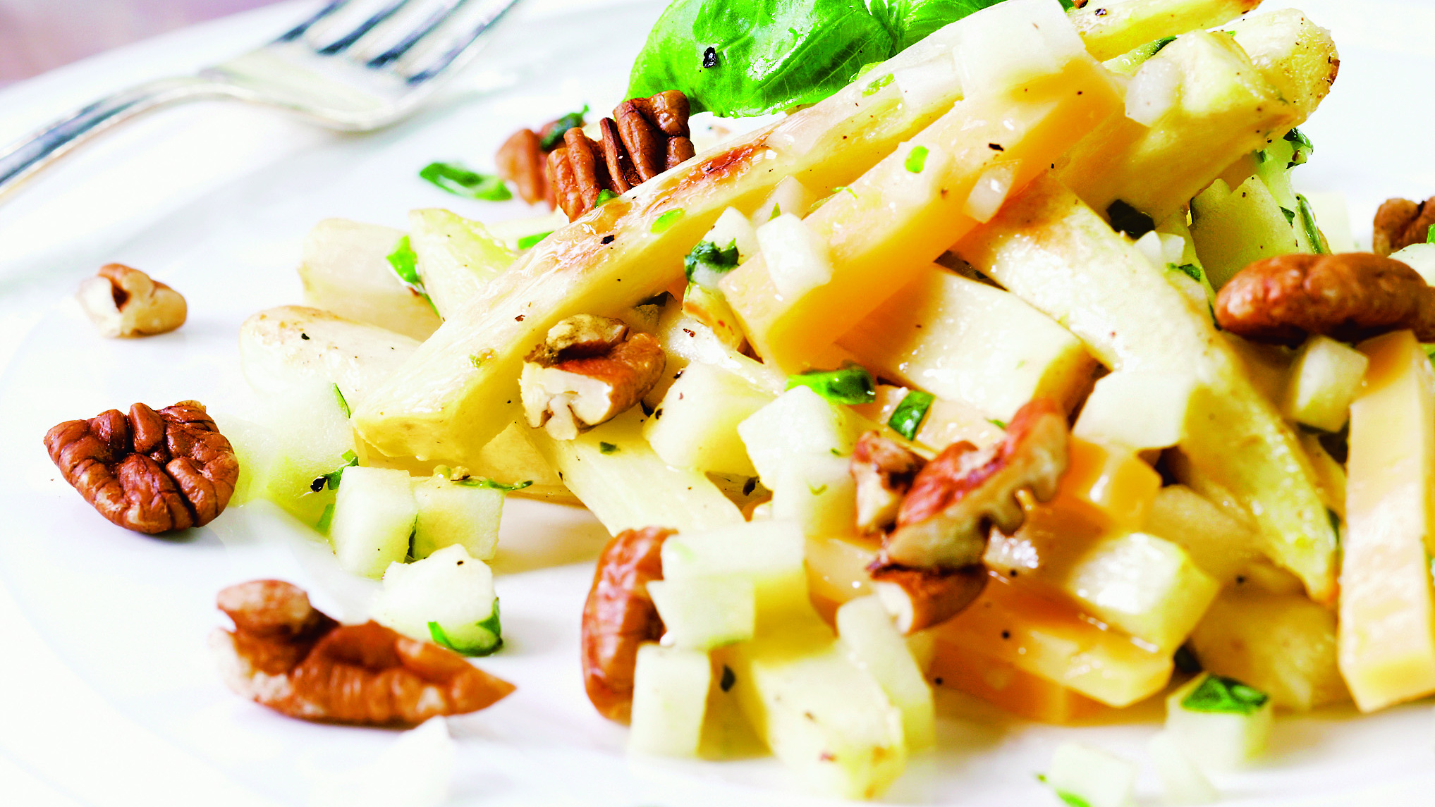 Paahdettu palsternakka-juustosalaatti