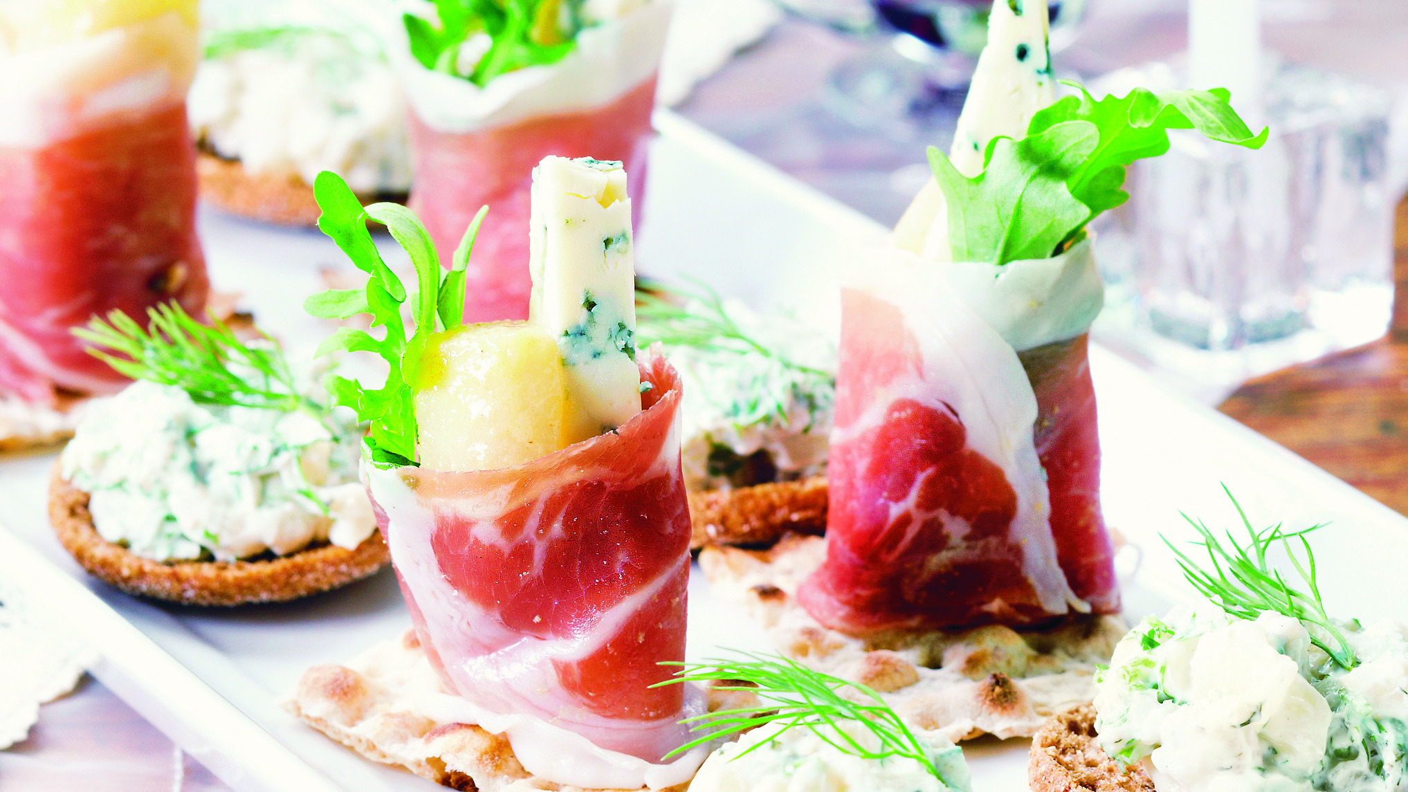 Parmankinkku- ja siikacocktailpalat