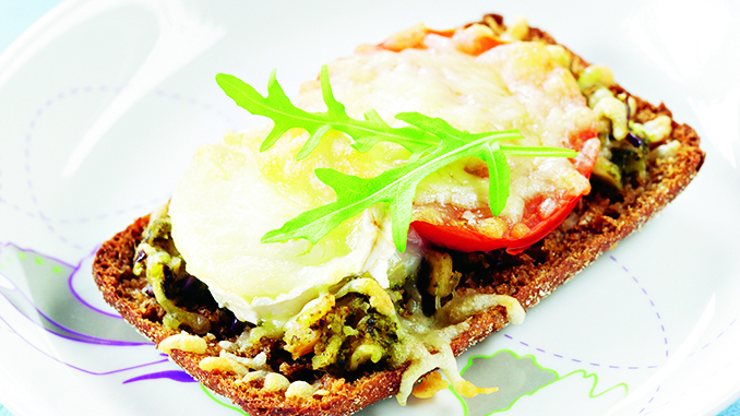 Lämpimät vuohenjuusto-broileriruisleivät