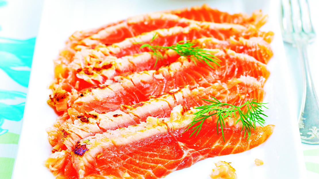 Grillattu graavilohi ja hovimestarinkastike