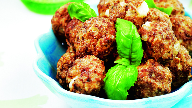 Halloumipyörykät ja pesto-jogurttikastike