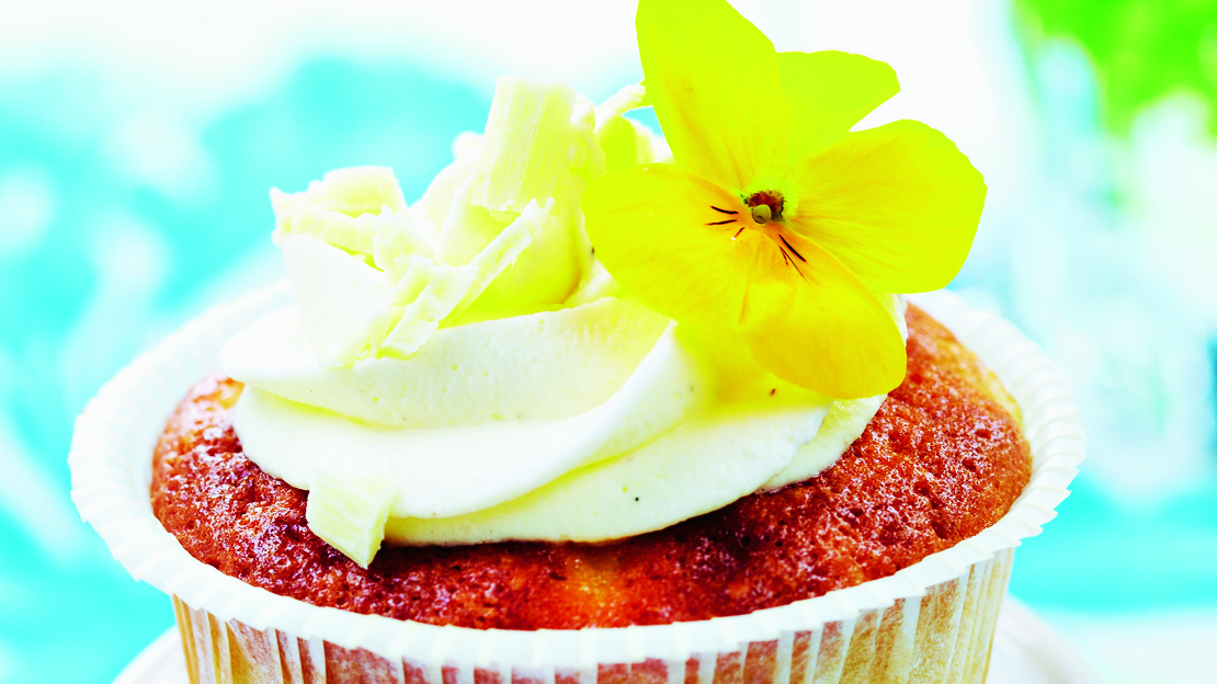 Raparperi-valkosuklaakuppikakut