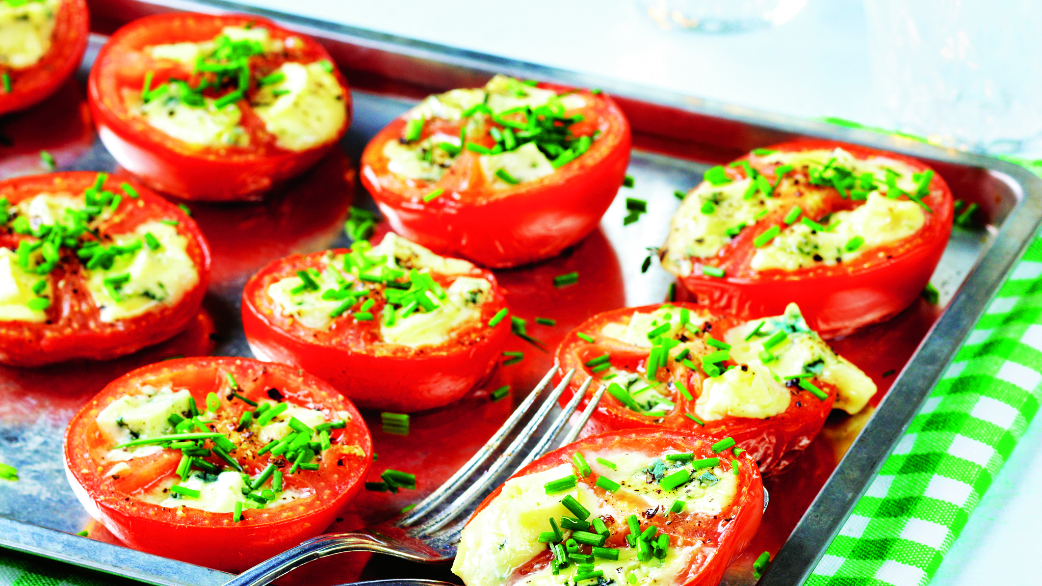 Sinihomejuustolla täytetyt tomaatit