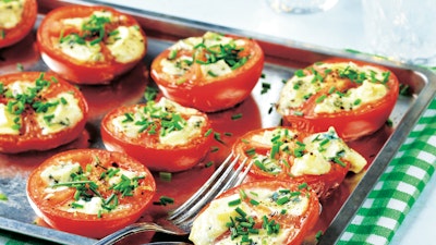 Sinihomejuustolla täytetyt tomaatit