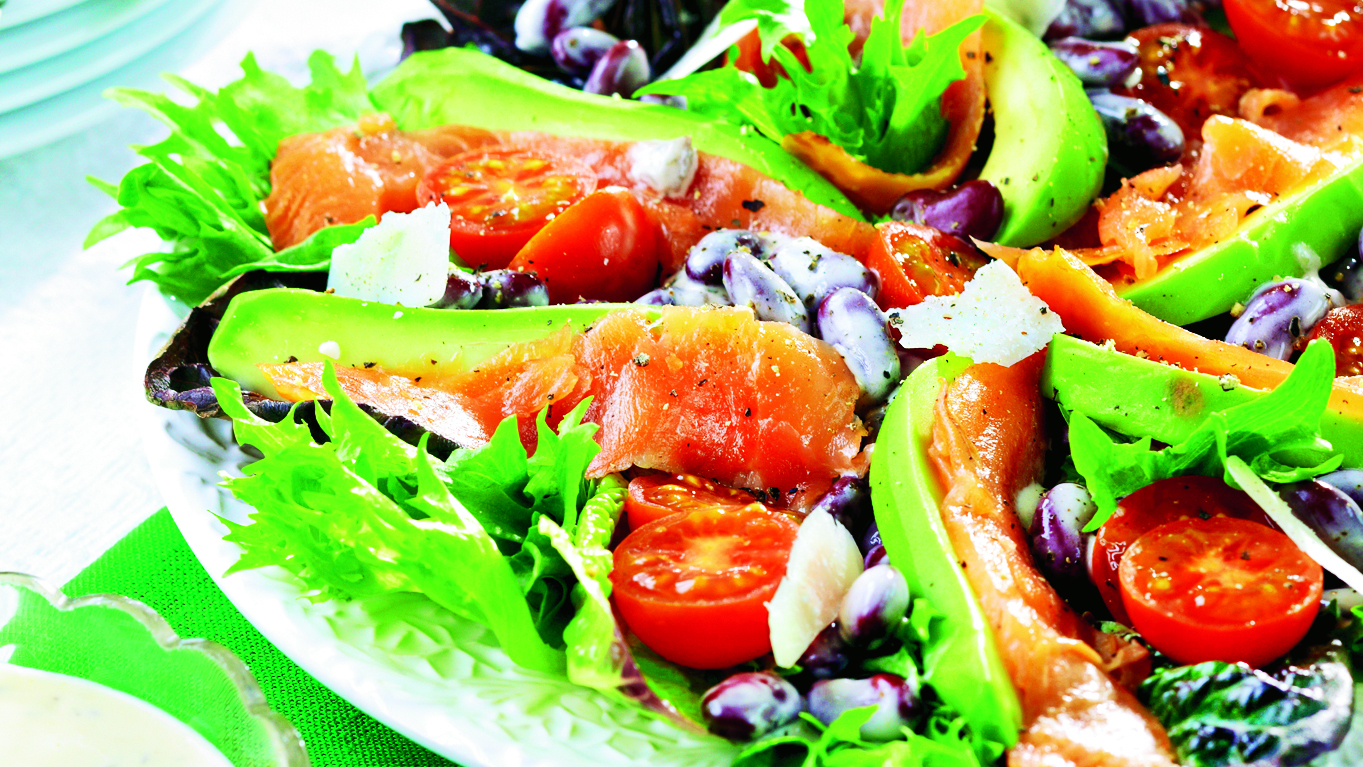 Lohisalaatti anjoviskastikkeella