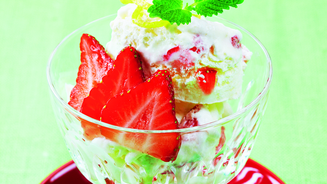 Mansikka-jogurttijäätelö