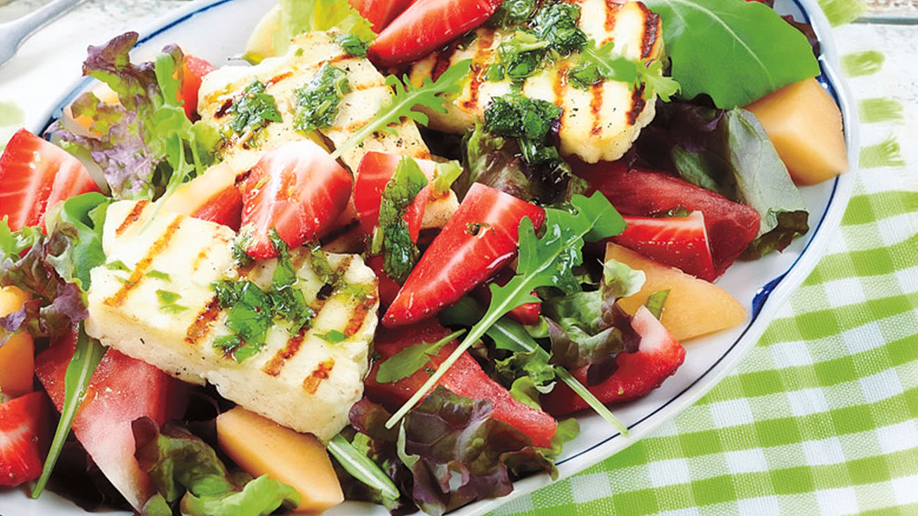 Meloni-halloumi-mansikkasalaatti