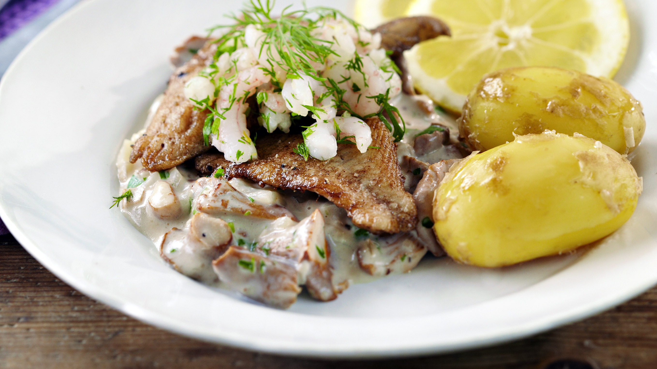 Ahvenfileitä, kantarellimuhennosta ja katkarapuja