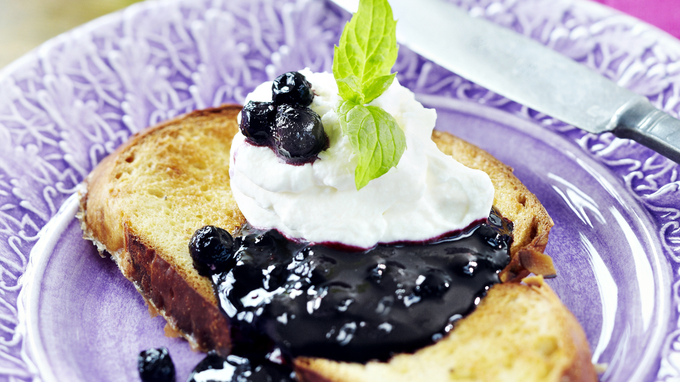 Köyhät ritarit, mustikkahillo ja kookoskermavaahto