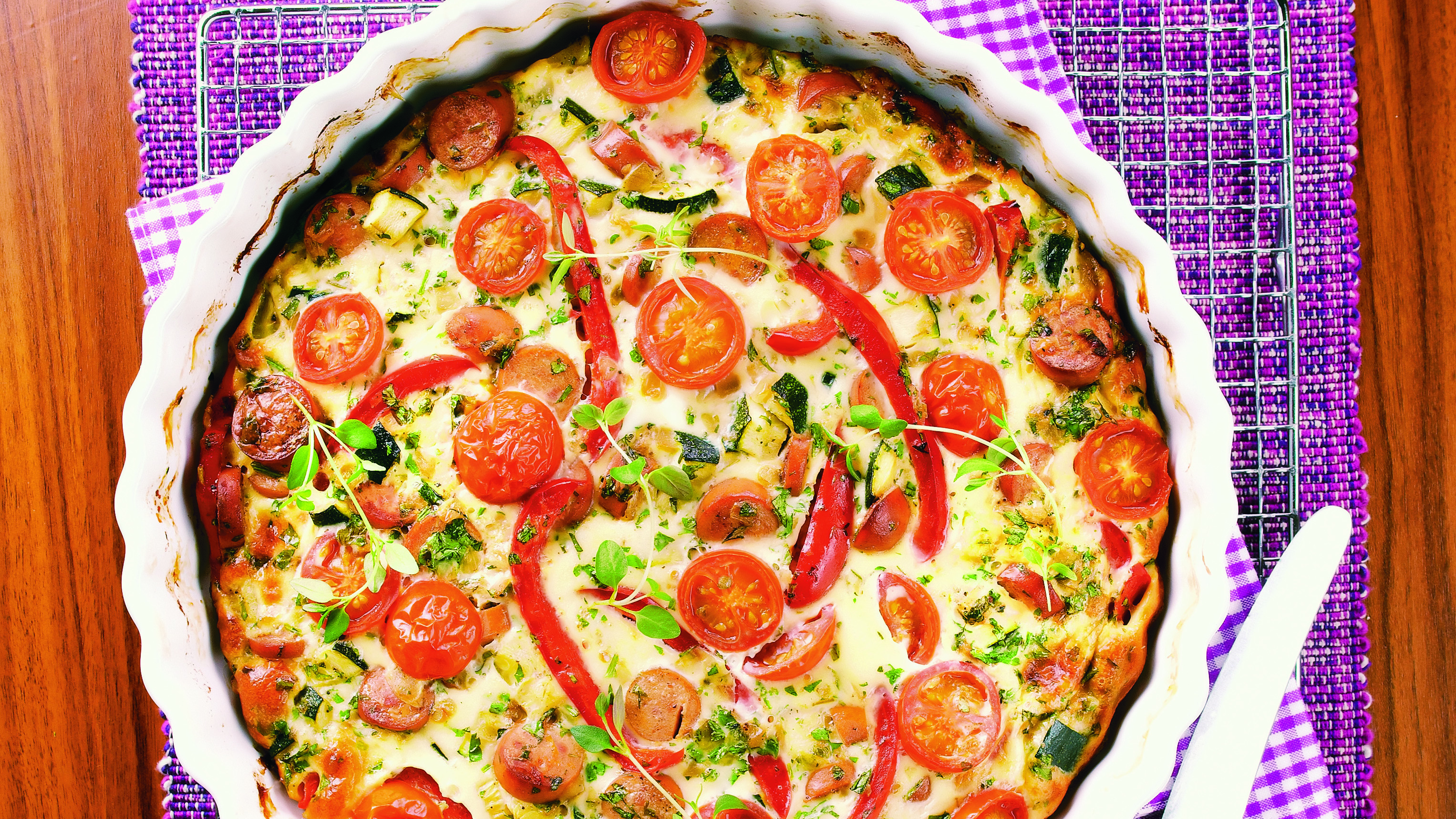 Kasvis-makkaramunakas uunissa