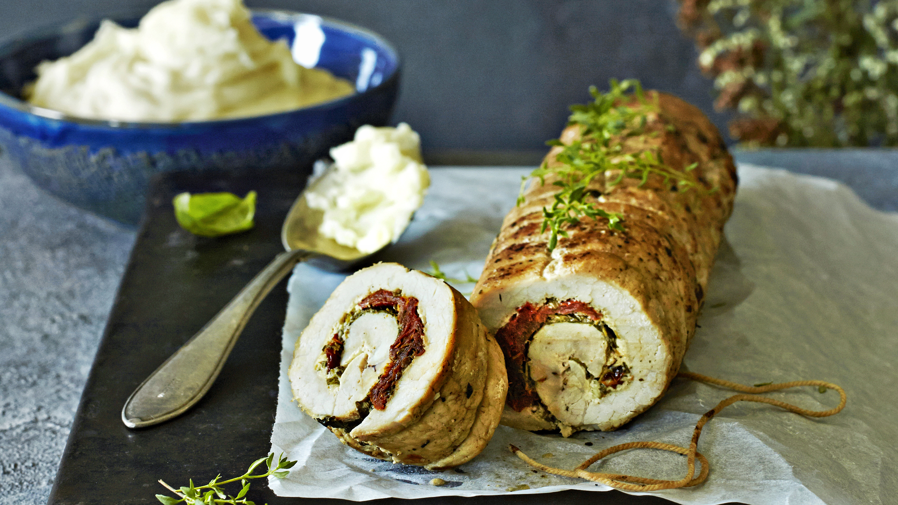 Tuorejuusto-yrttitäytteinen possunfilee