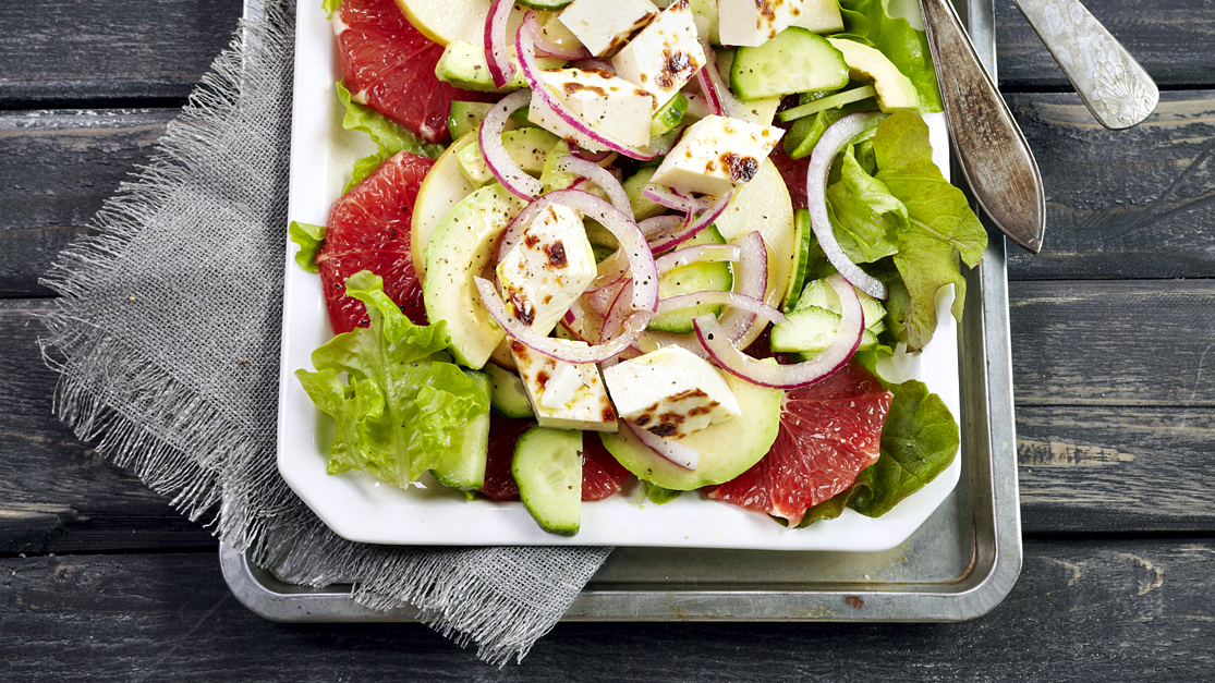 Raikas leipäjuustosalaatti