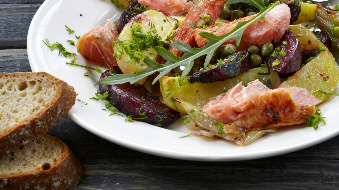 Lämmin punajuuri-loimulohisalaatti