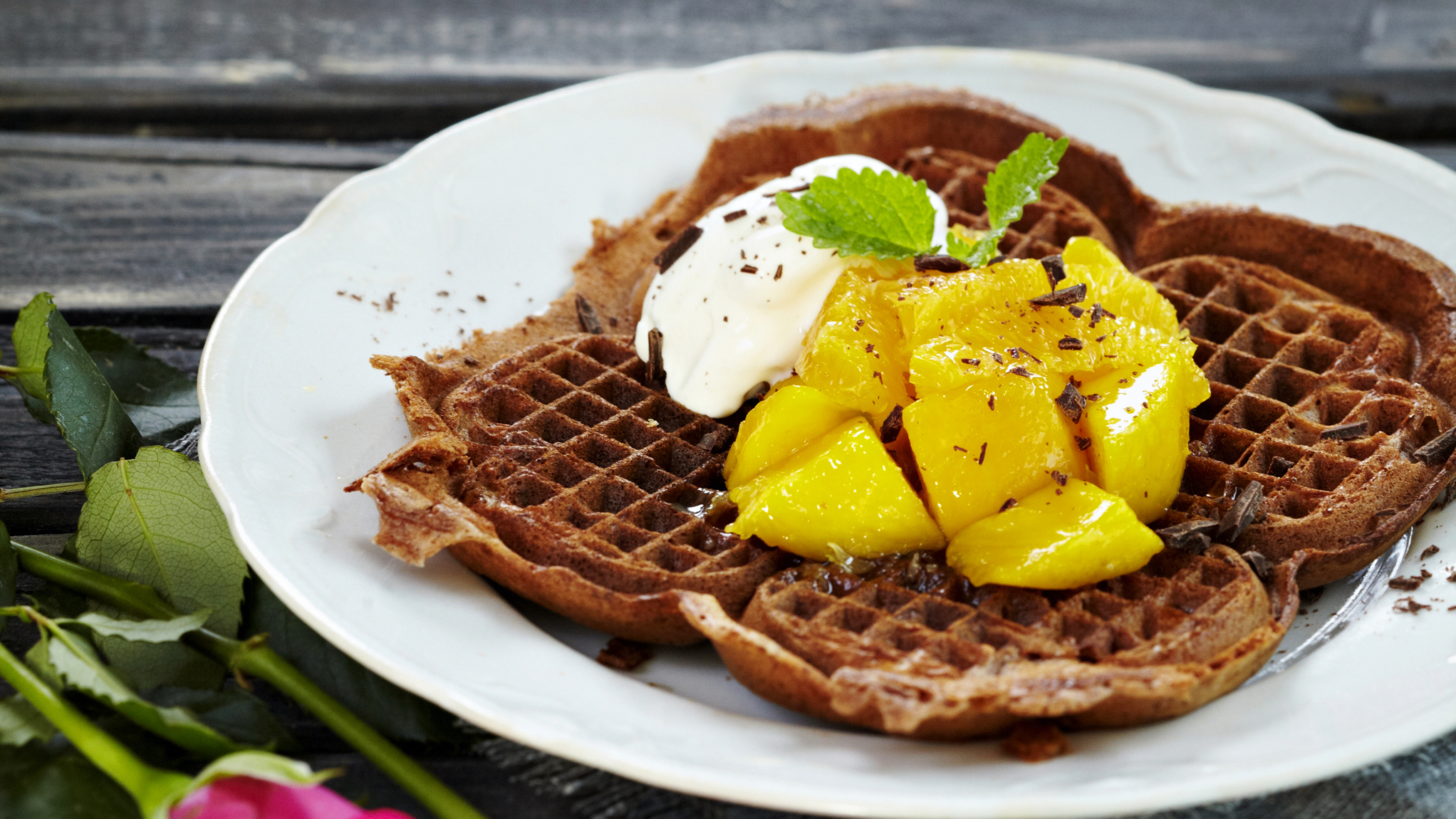 Suklaavohvelit ja mangosalaatti