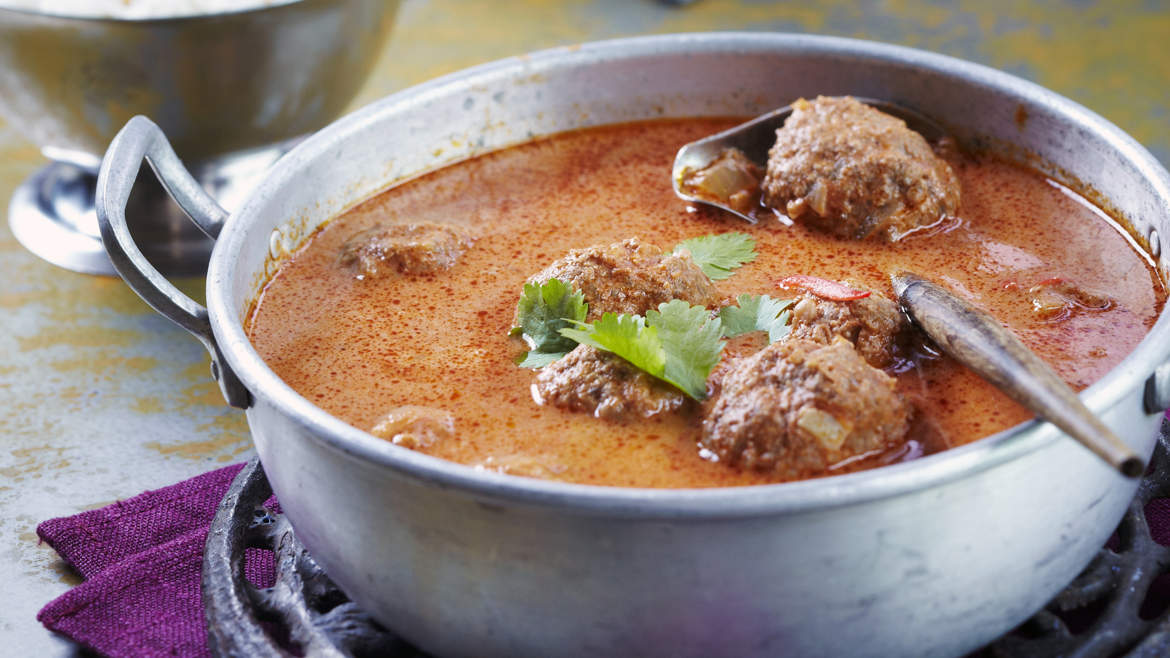 Koftat tomaattikastikkeessa