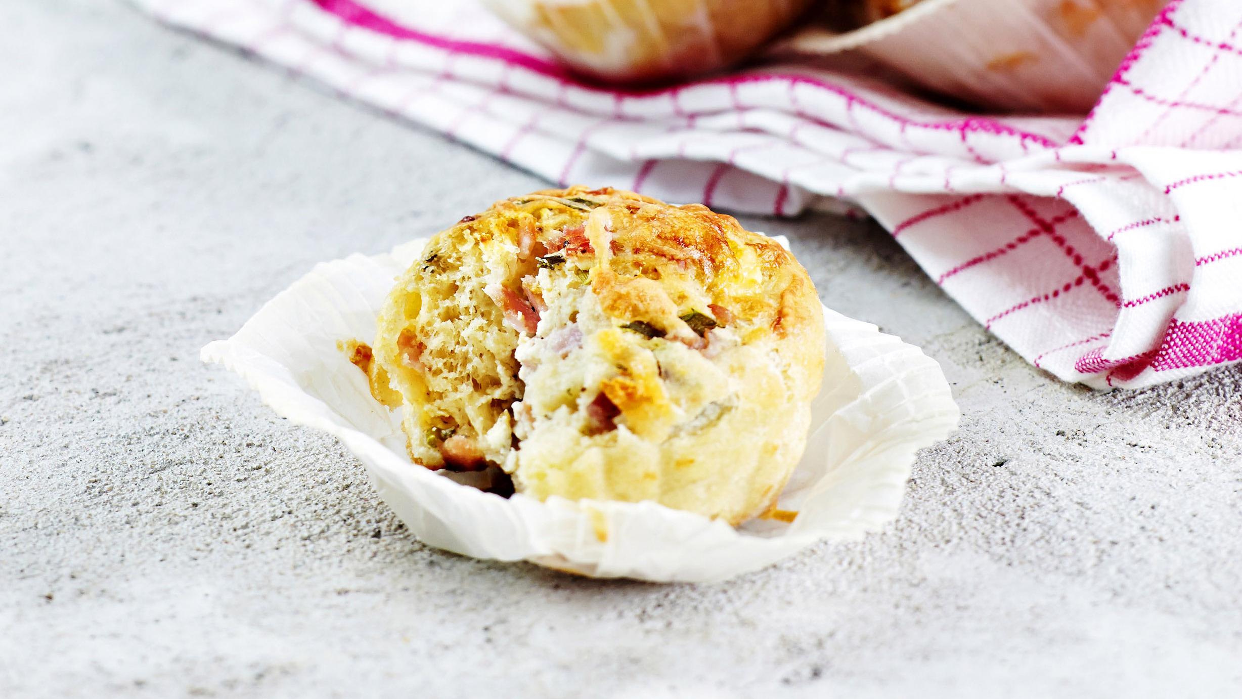 Yrttiset kinkku-juustokierteet