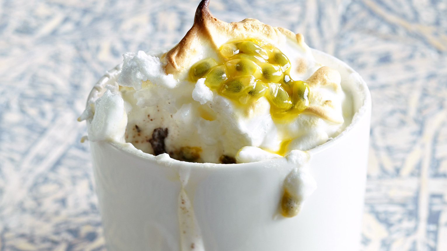 Uunijäätelöt kahvikupeissa