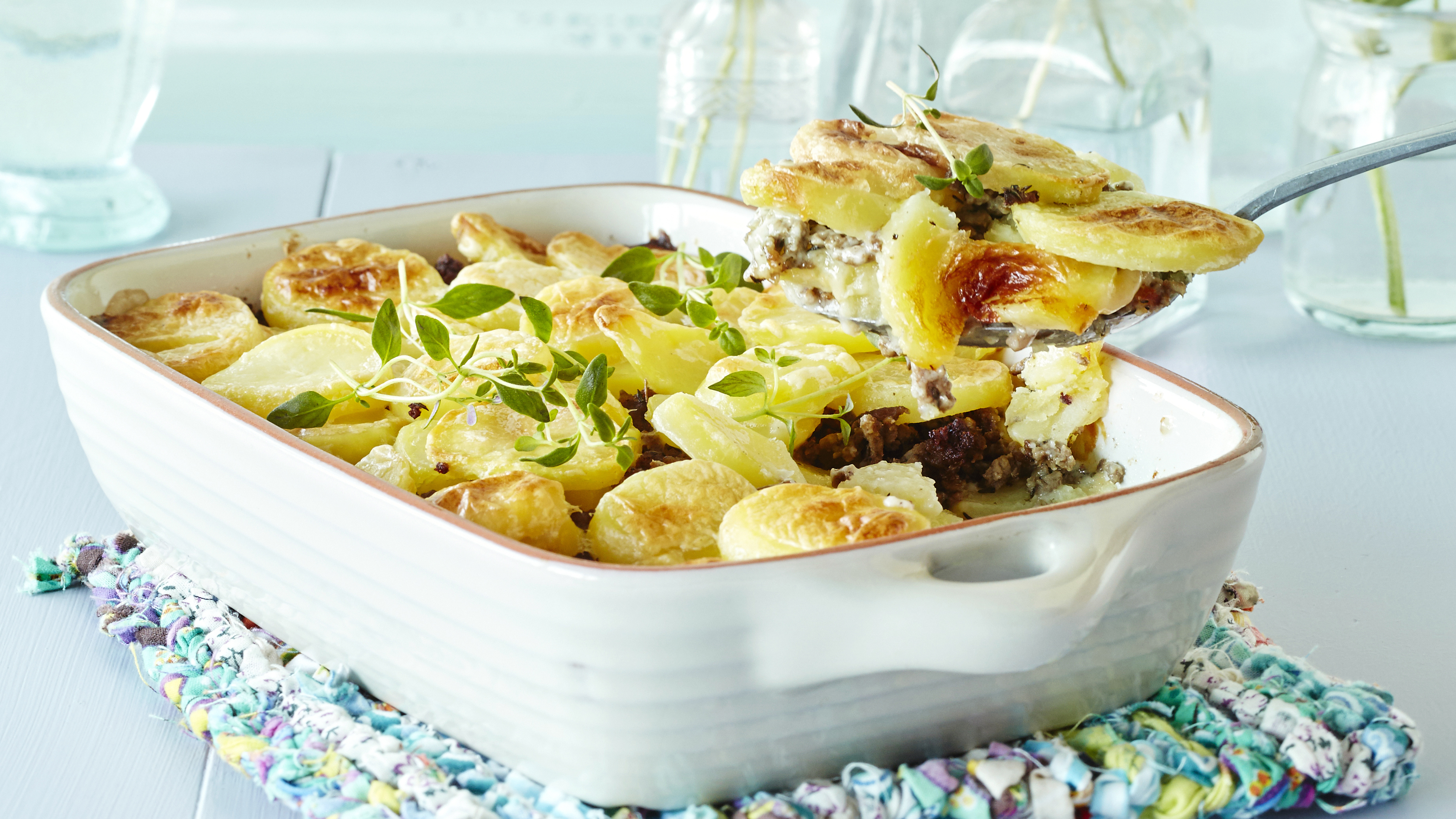 Valkosipulinen jauheliha-perunalaatikko