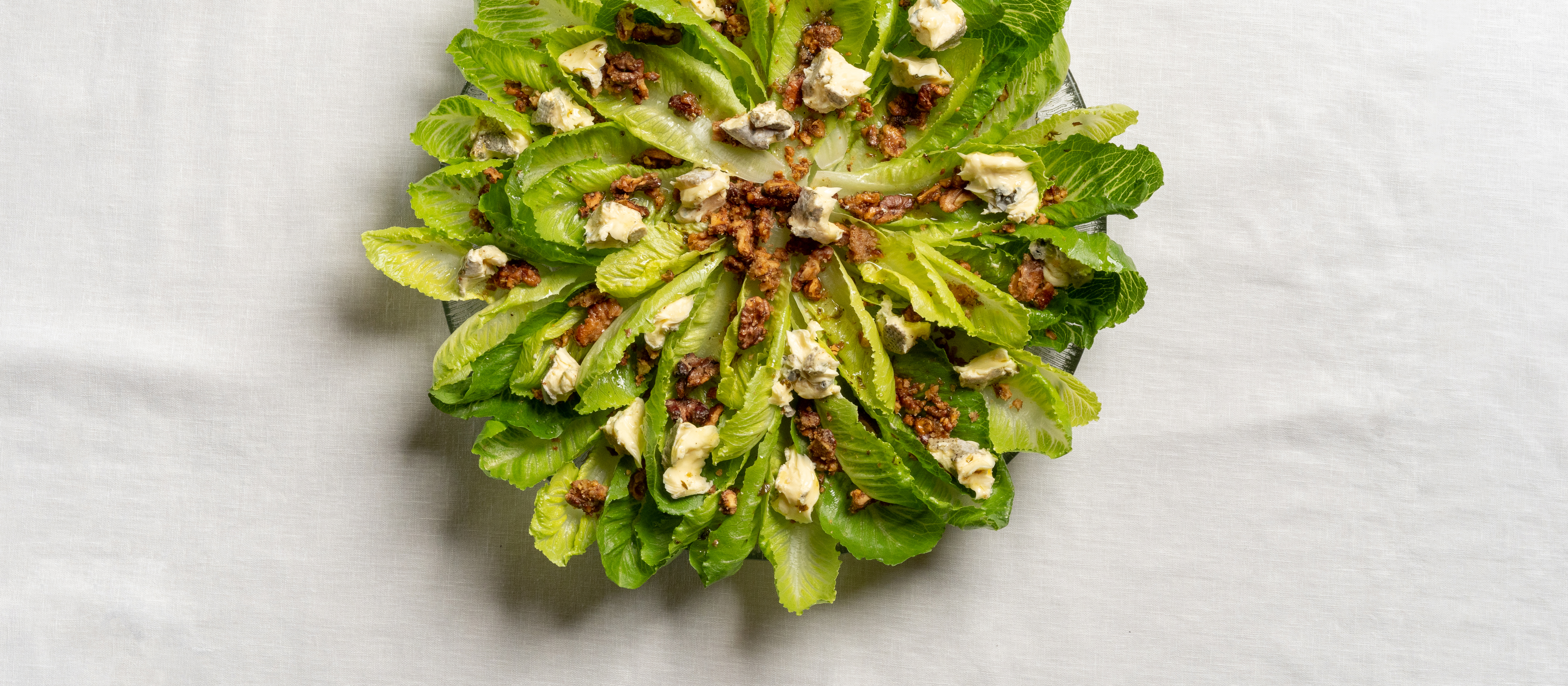 Pikkusalaattia ja karamellisoituja pähkinöitä