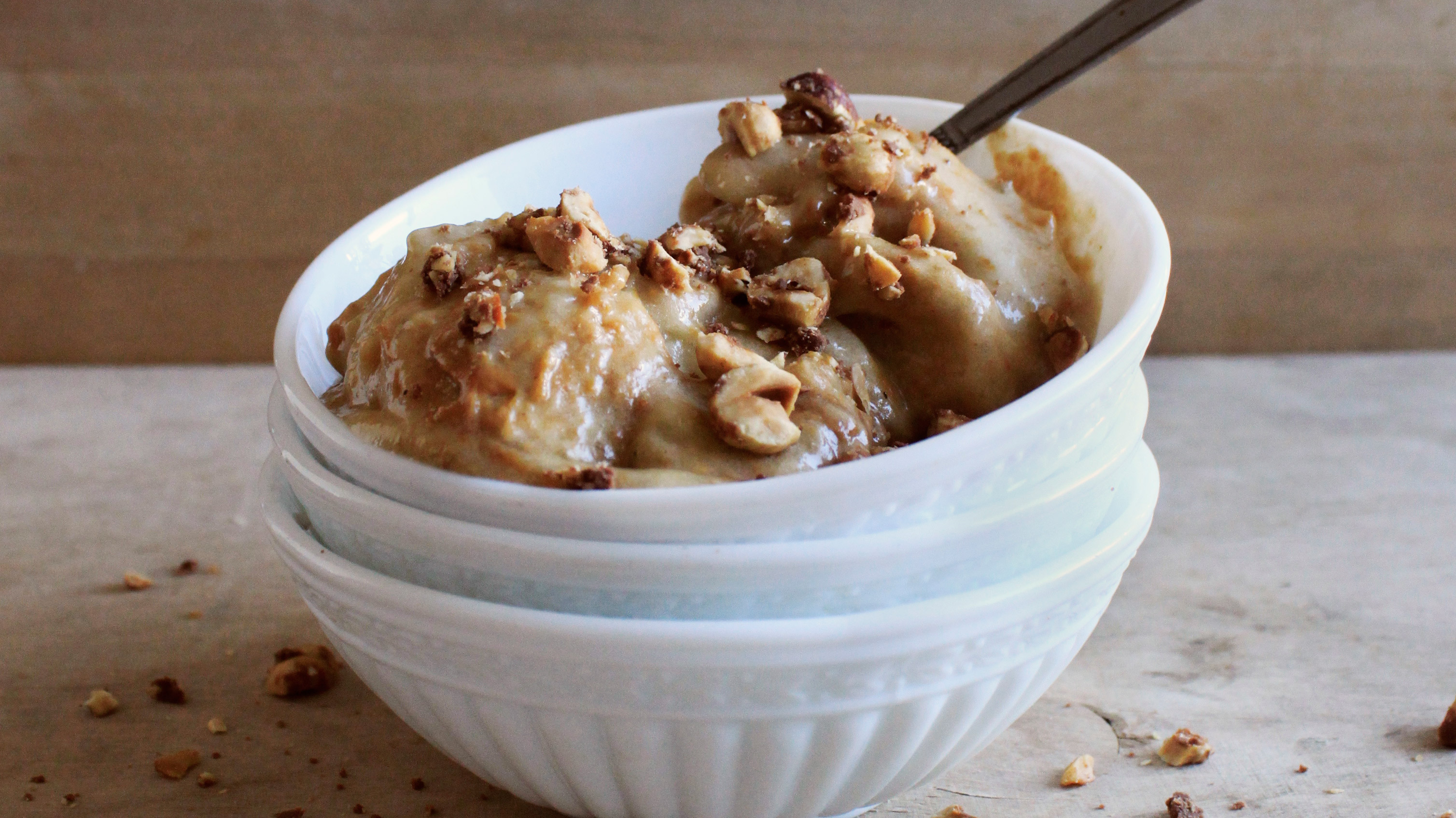 Maidoton banaani-maapähkinäjäätelö