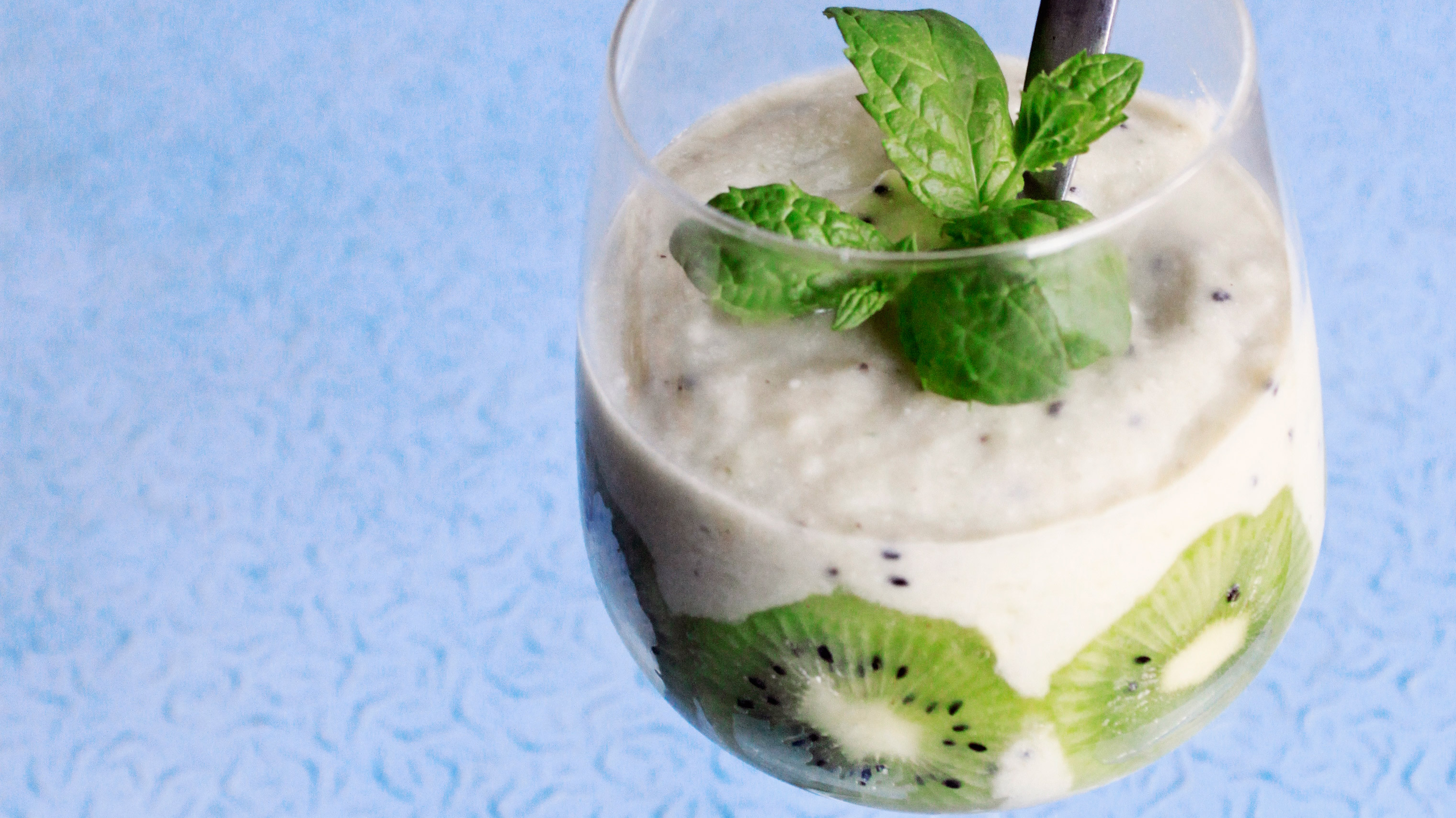 Kylmä kookos-kiivijuoma