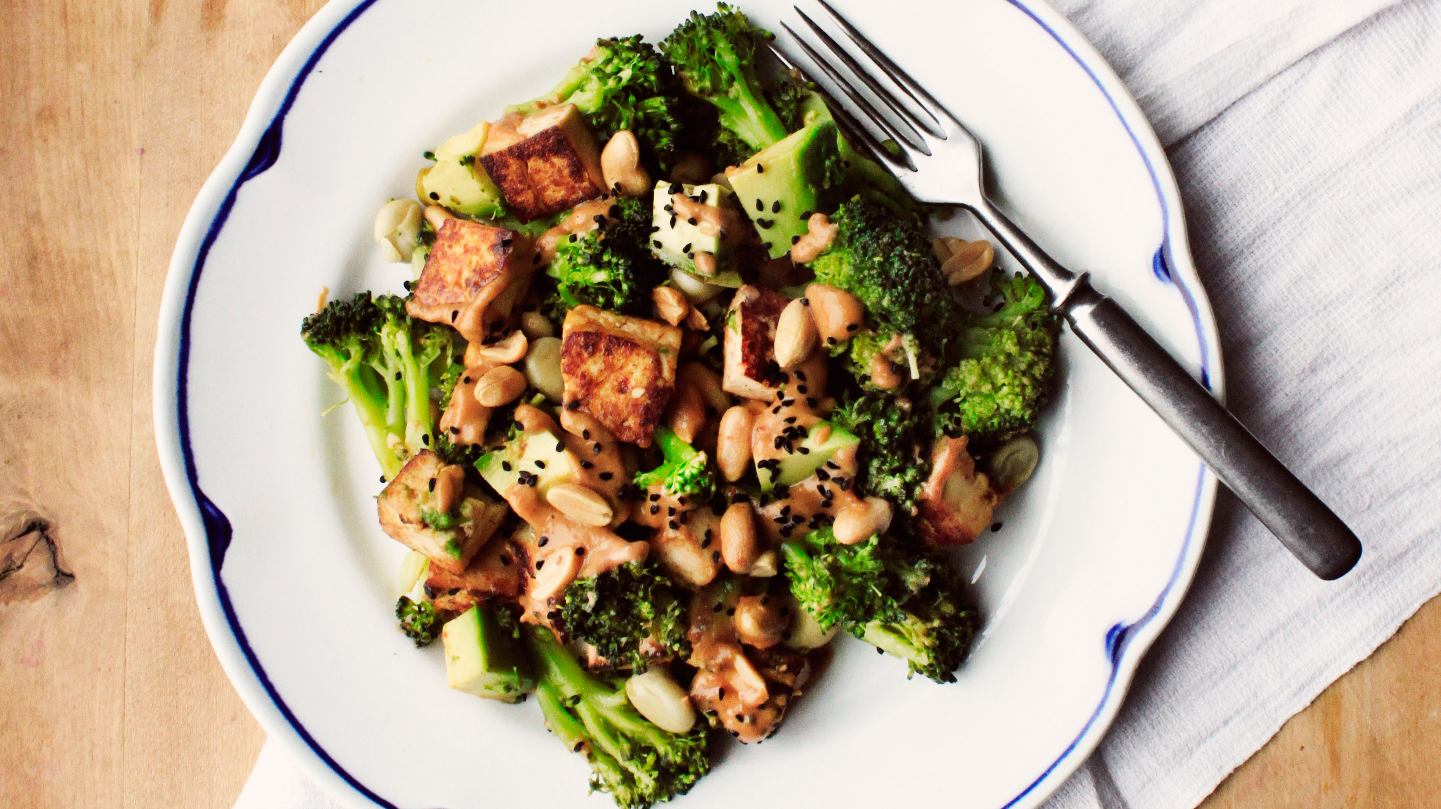 Pähkinäinen tofu-parsakaalisalaatti