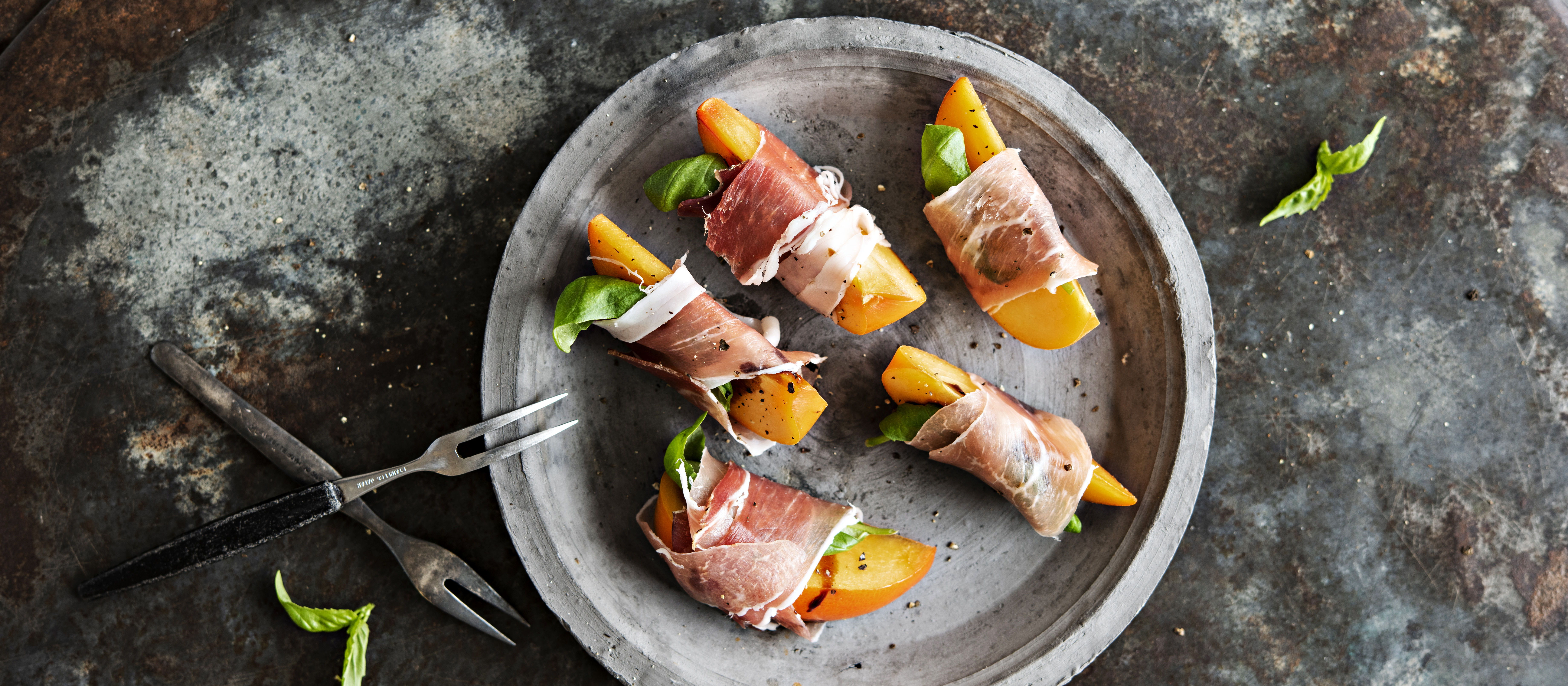 Parmankinkkuun käärityt persimonlohkot