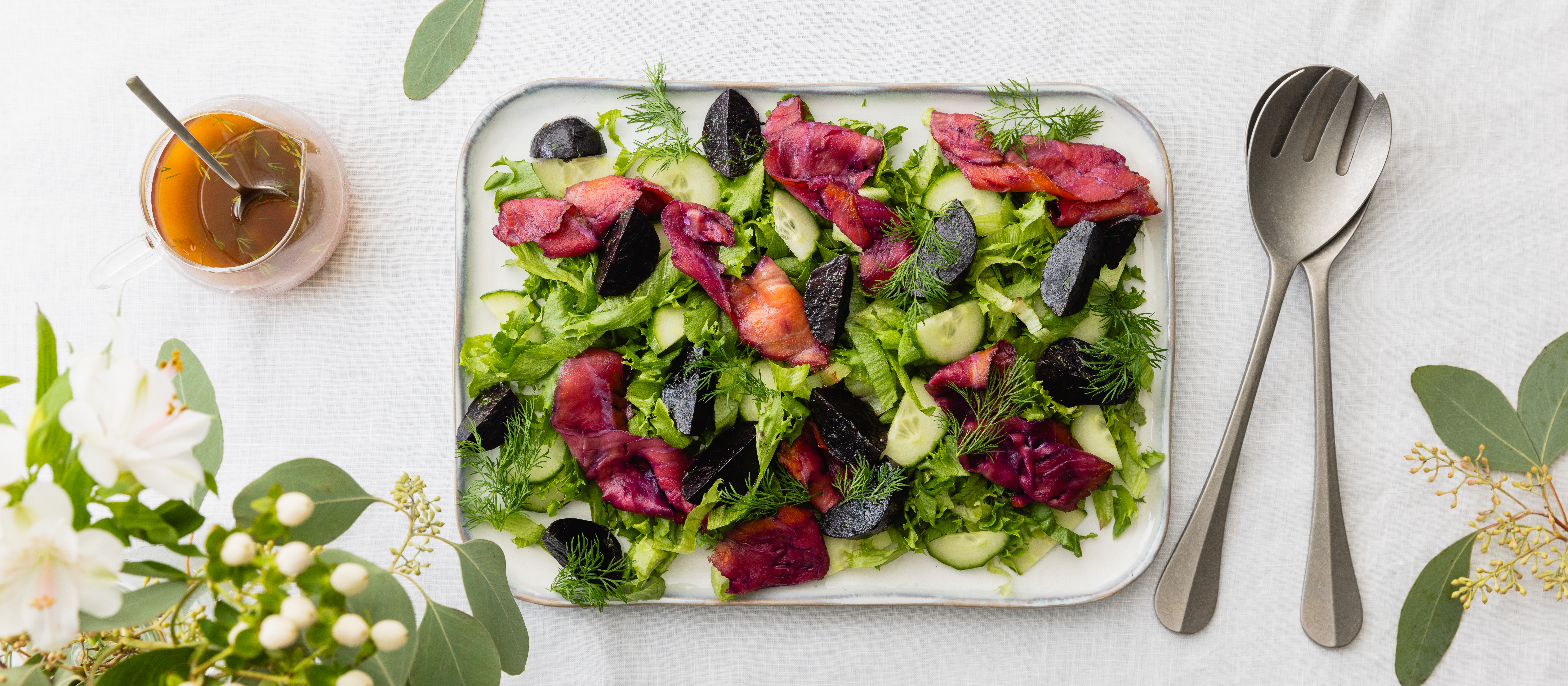 Punajuuri-lohisalaatti