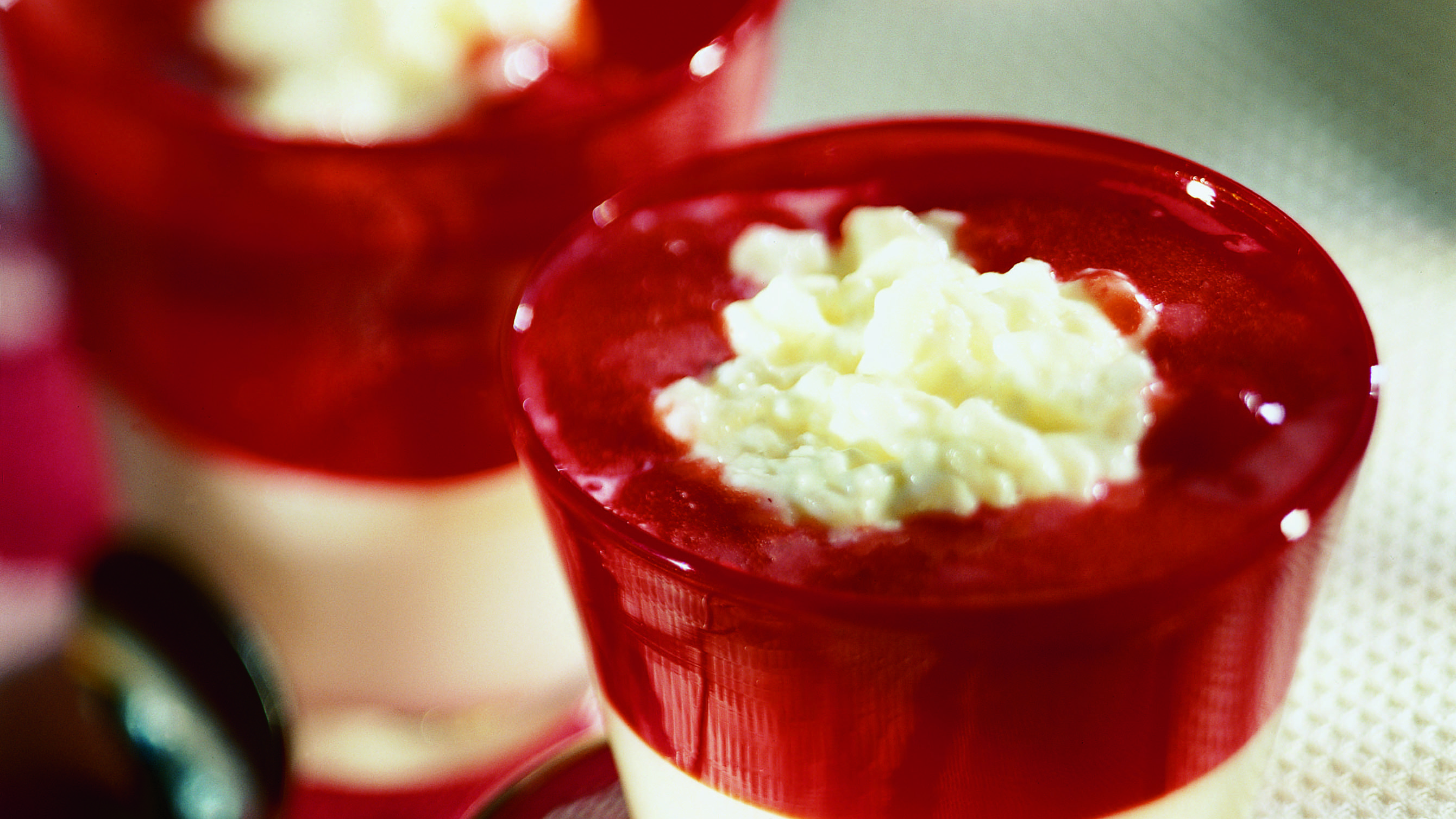 Riisipuuro punaisella kastikkeella