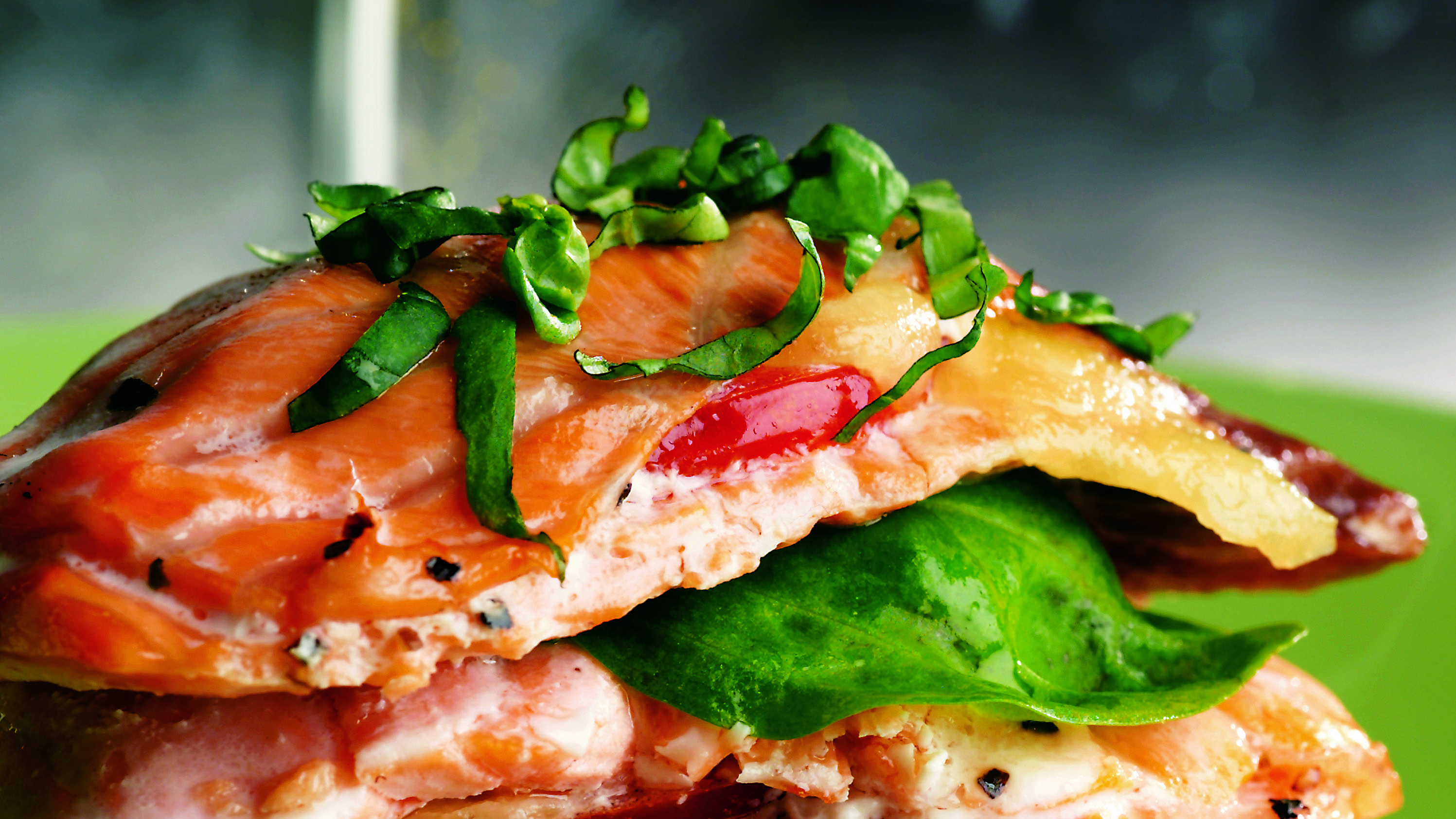 Tomaatti-mozzarellatäytteiset lohinyytit