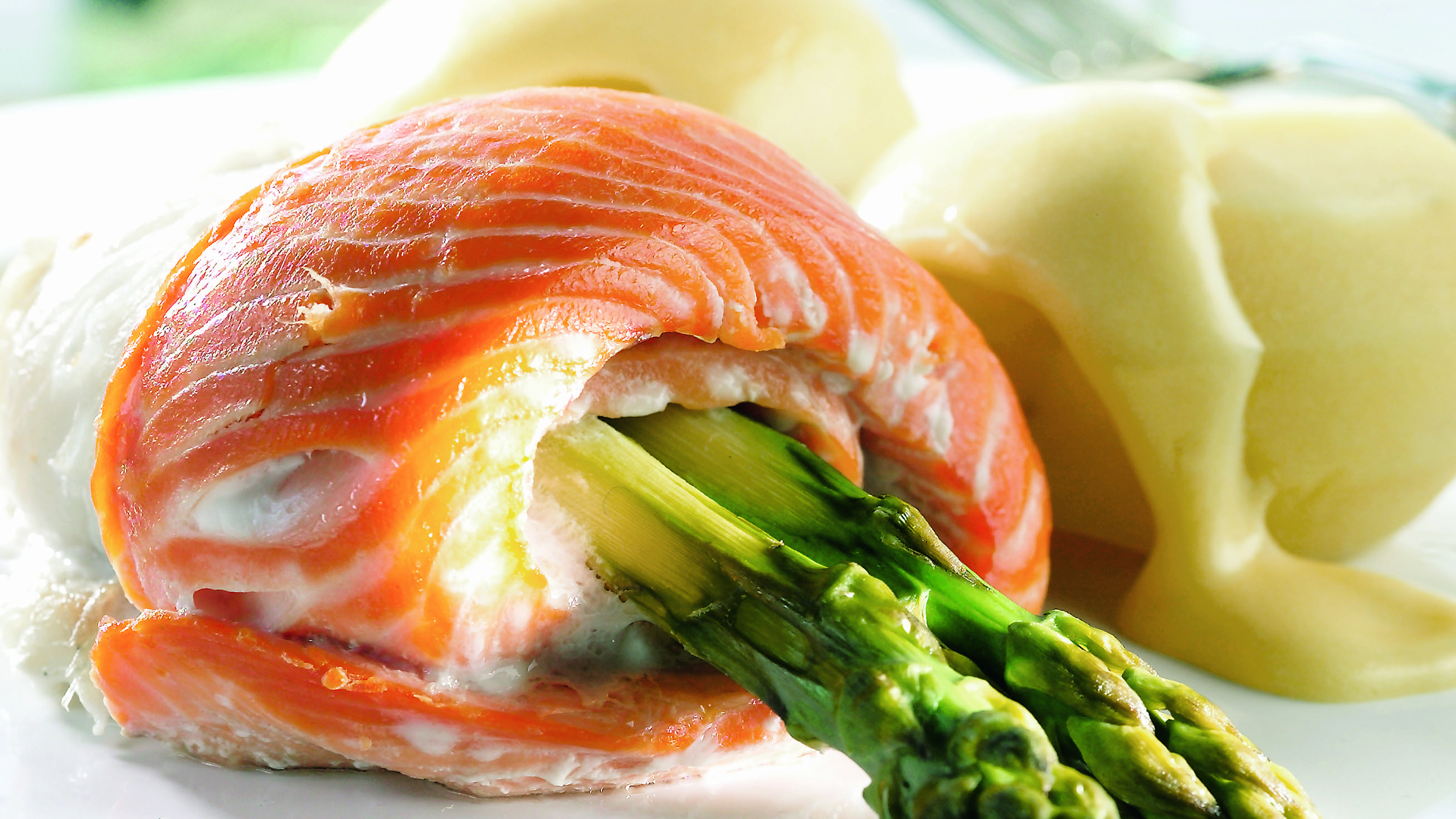 Parsaa kalakäärössä ja hollandaisekastiketta