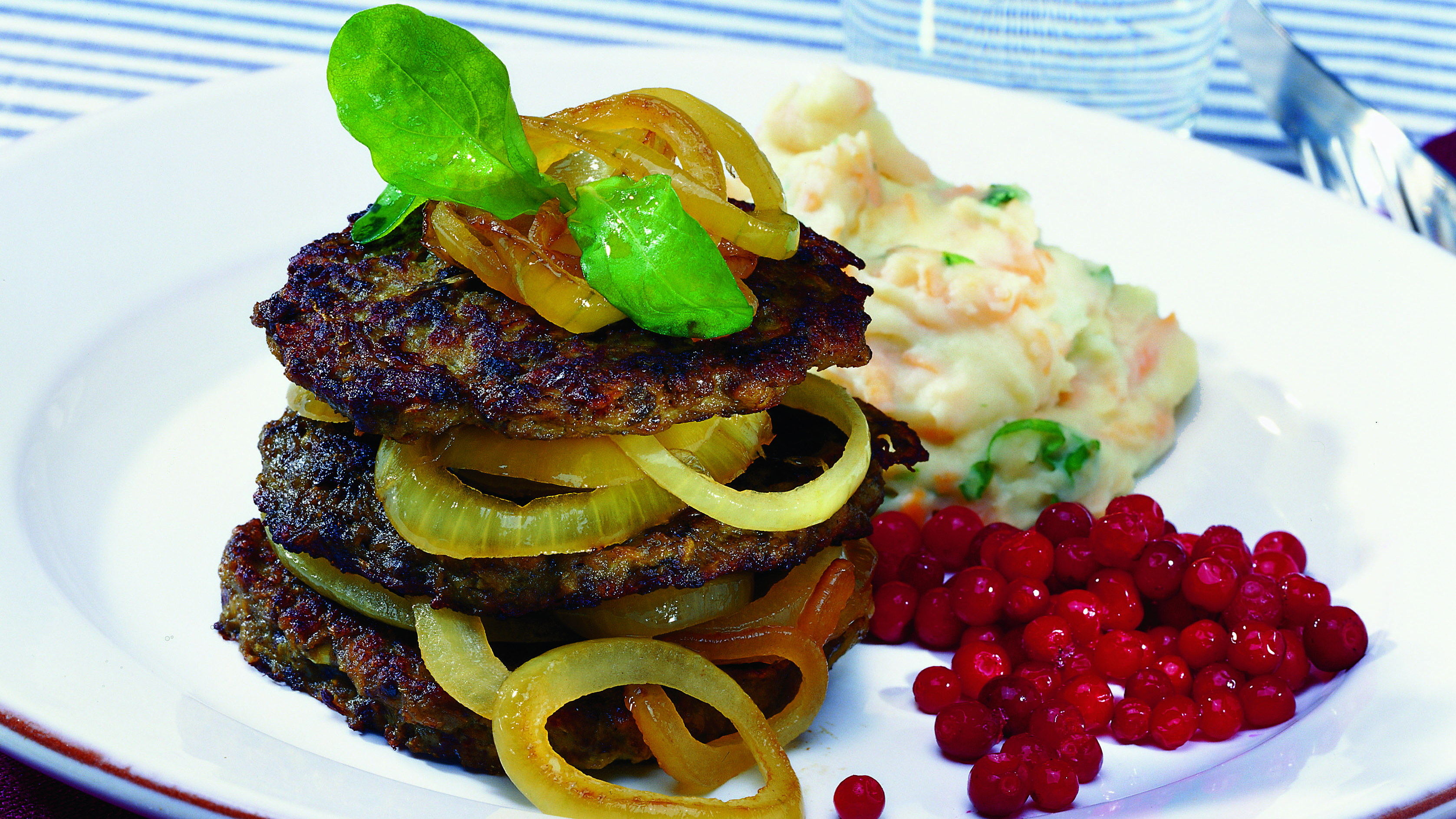 Broilerin jauhemaksapihvit ja perunasose