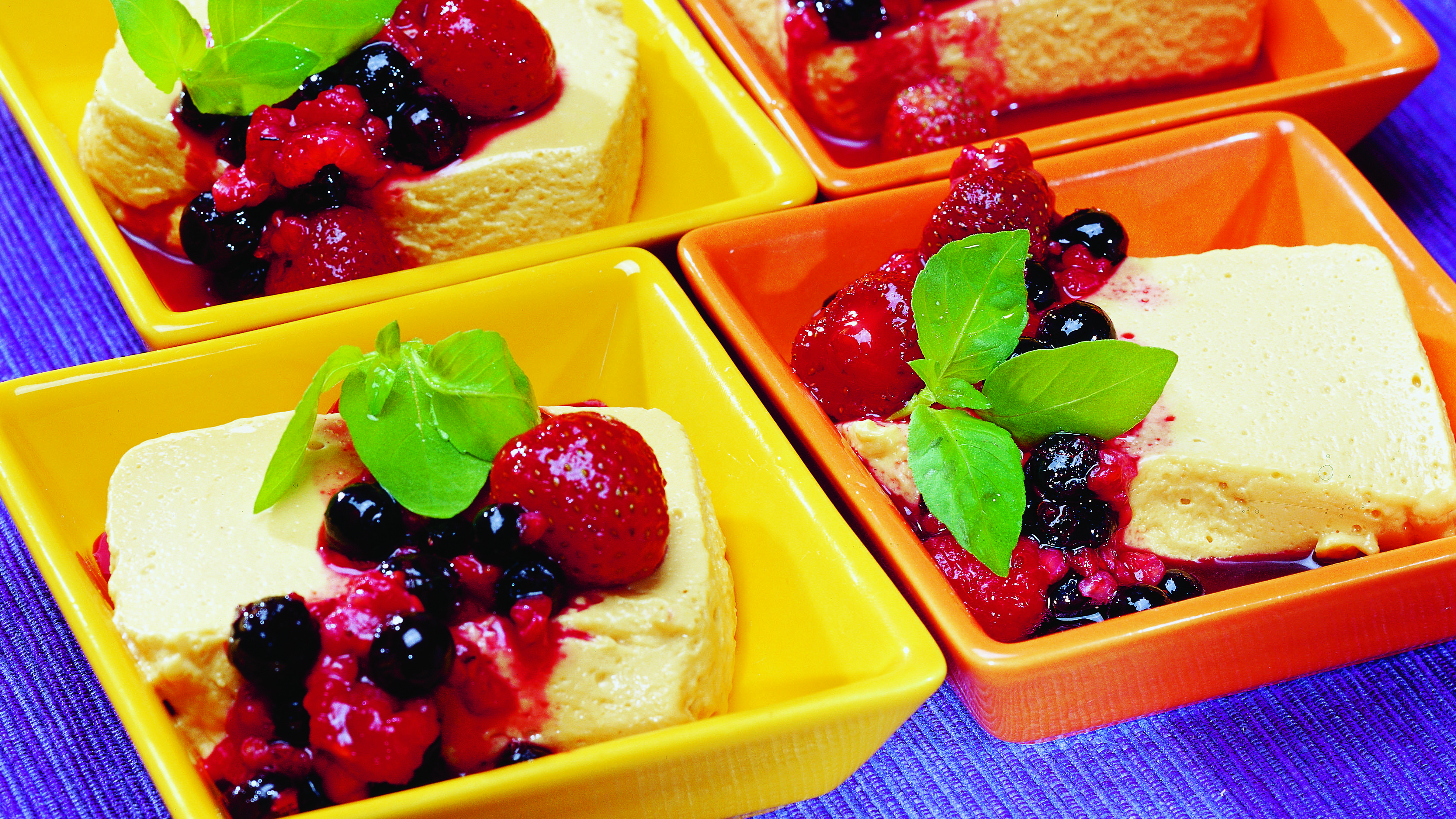 Kinuskihyytelö ja marjat