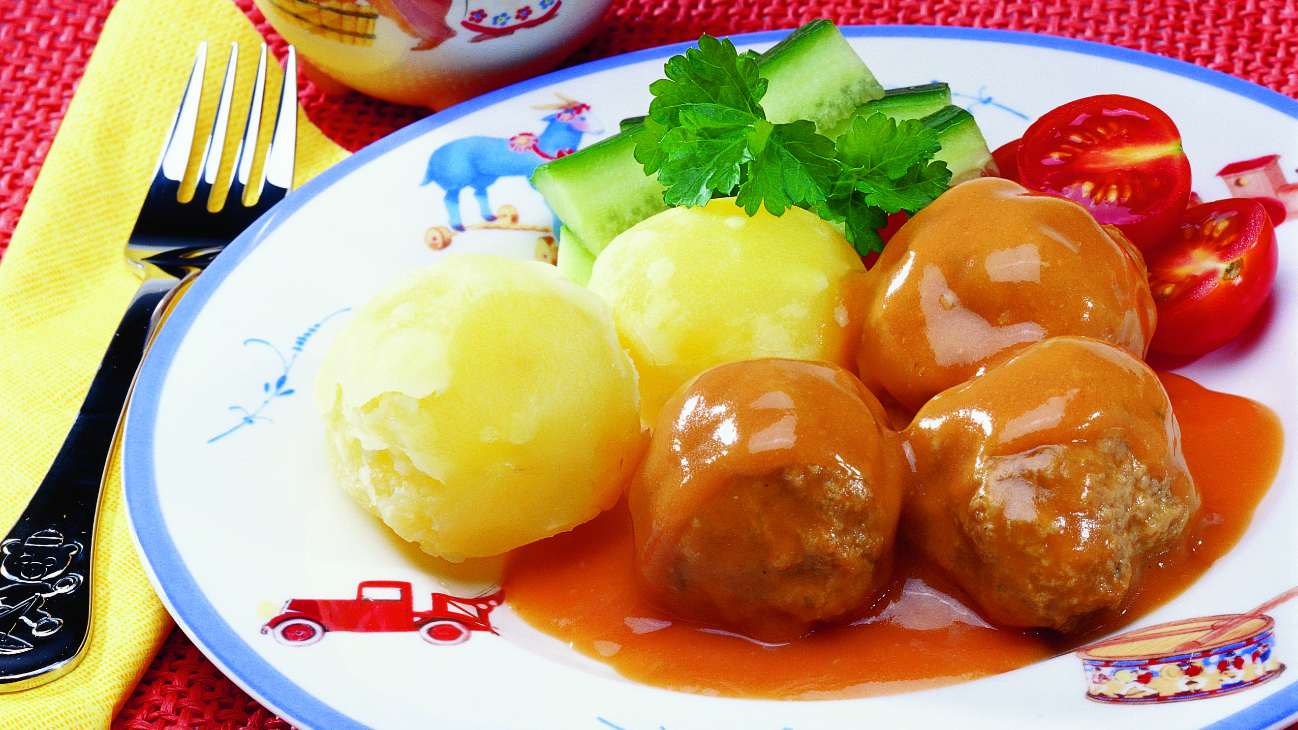 Lihapullat pinkissä kastikkessa