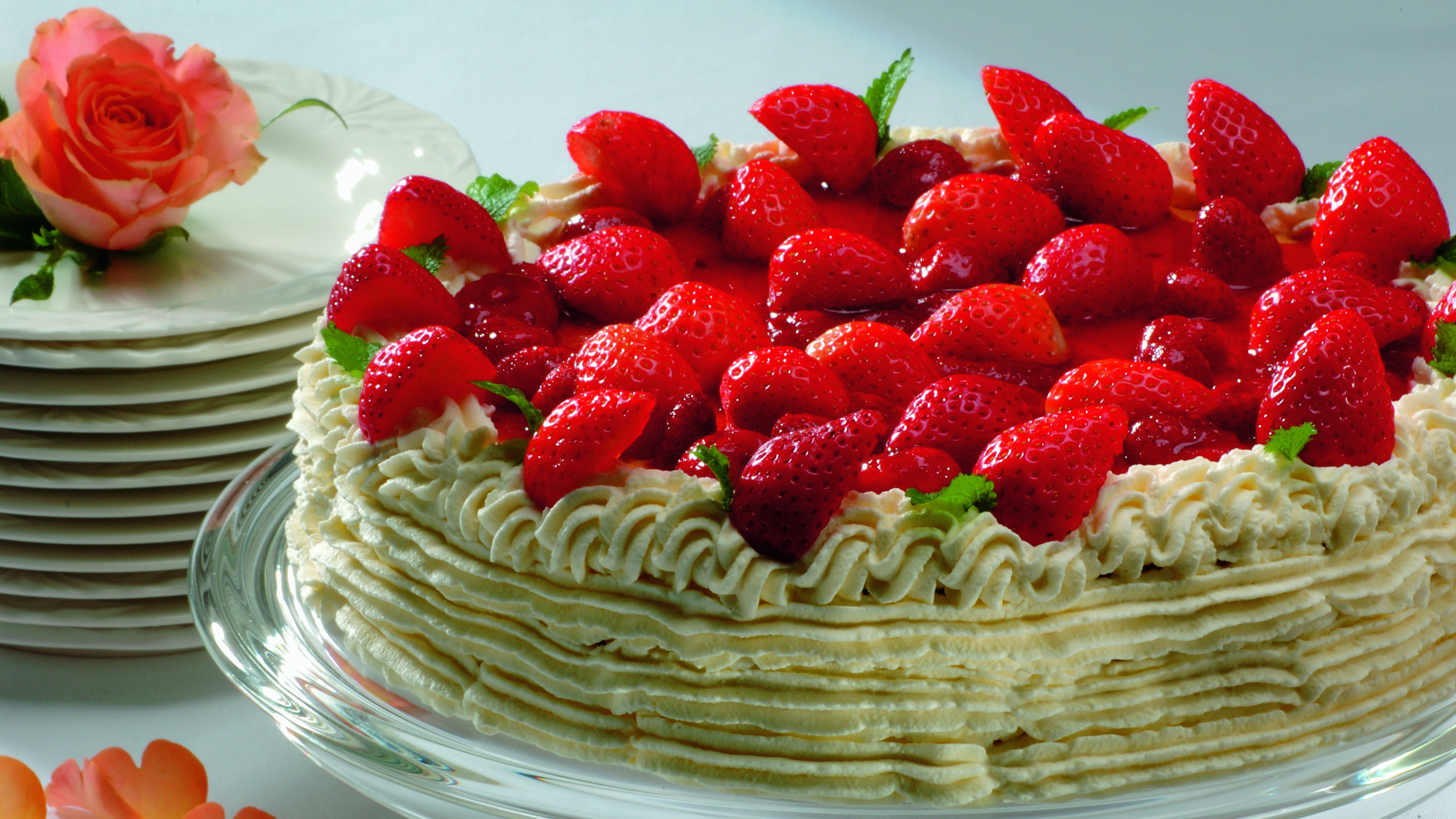 Juhlava mansikkakakku