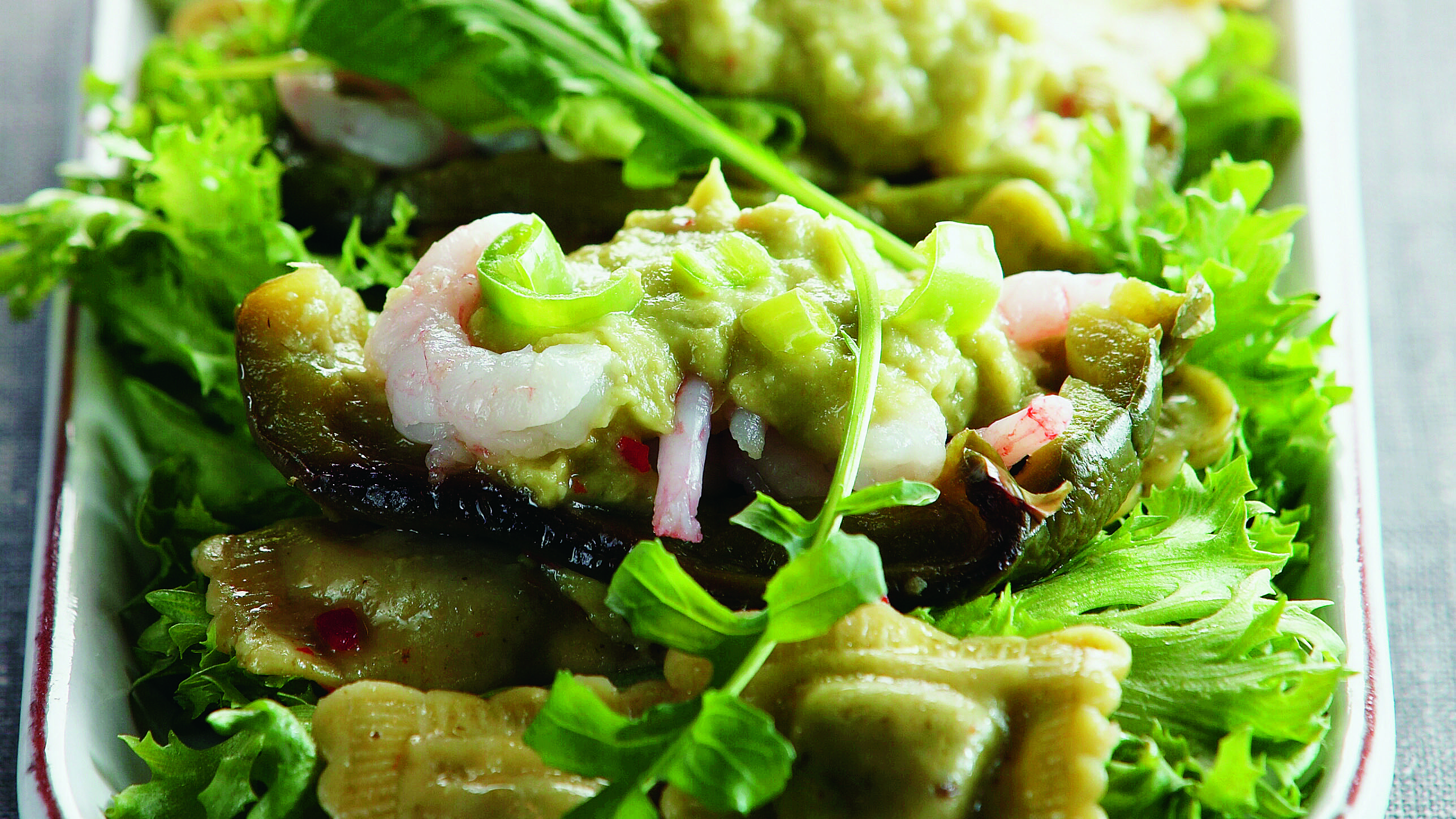 Avokado-katkarapu-pastasalaatti