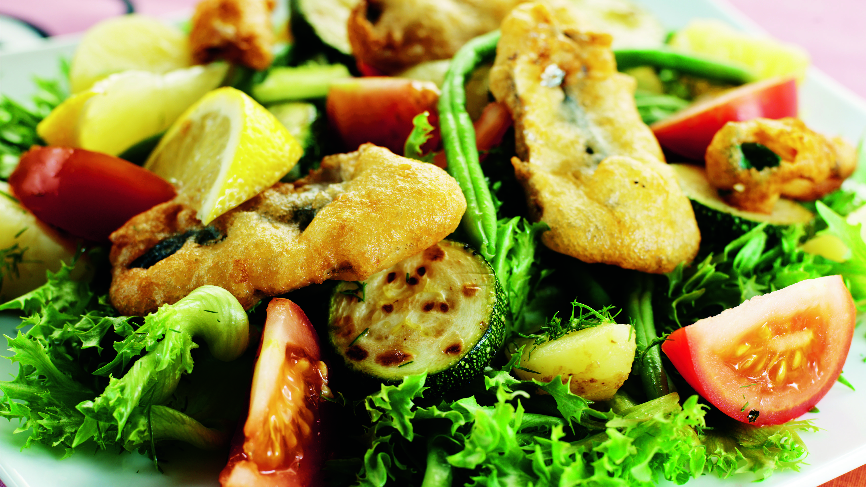 Frittisilakoita ja -chilejä salaatissa