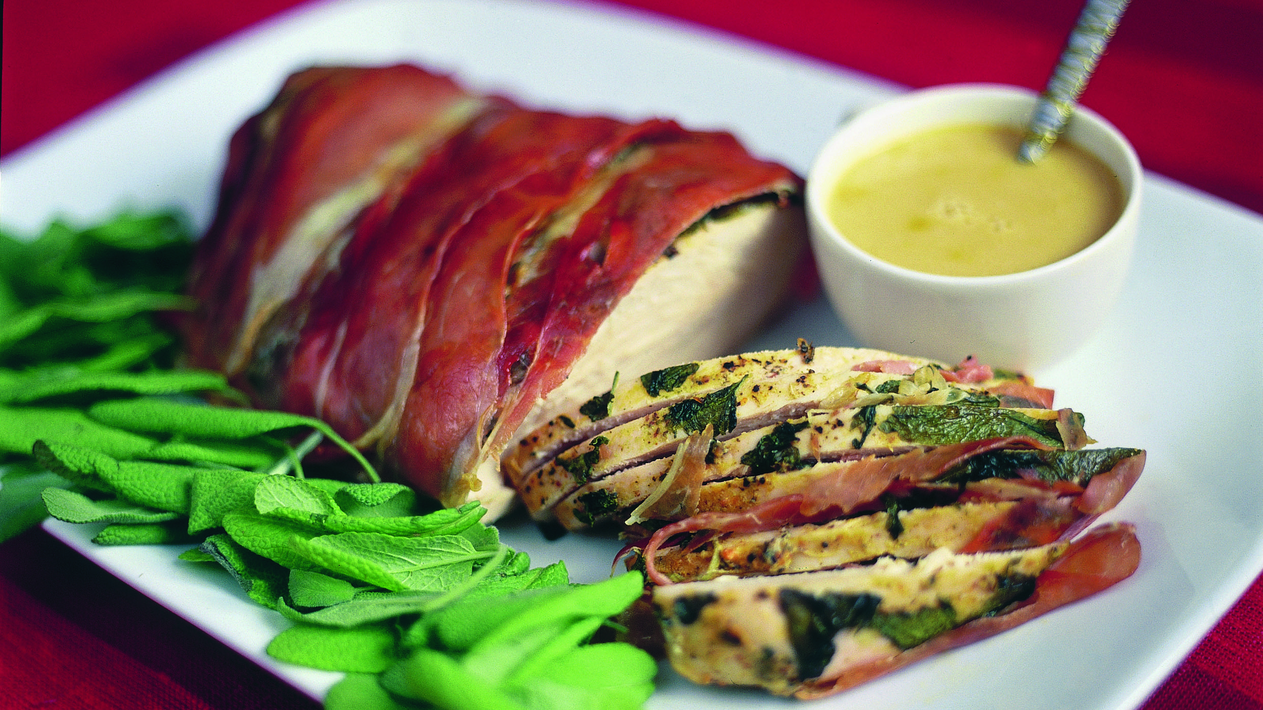 Salviakalkkuna ja appelsiinikastike